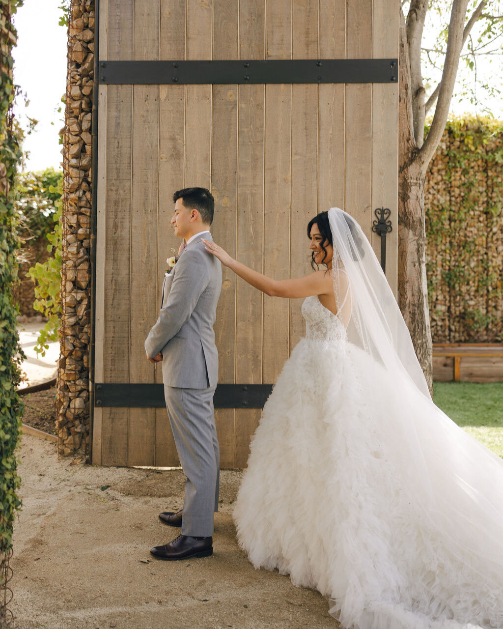 First looks will forever be our favorite 💫⠀⠀⠀⠀⠀⠀⠀⠀⠀
⠀⠀⠀⠀⠀⠀⠀⠀⠀
⠀⠀⠀⠀⠀⠀⠀⠀⠀
Vendors:⠀⠀⠀⠀⠀⠀⠀⠀⠀
Venue: @rivergardenweddings⠀⠀⠀⠀⠀⠀⠀⠀⠀
Stylist and Planner: @laurelstreetevents⠀⠀⠀⠀⠀⠀⠀⠀⠀
Florist: @levantlane⠀⠀⠀⠀⠀⠀⠀⠀⠀
Photographer: @ravenberlinphoto⠀⠀⠀⠀⠀⠀⠀⠀⠀
C