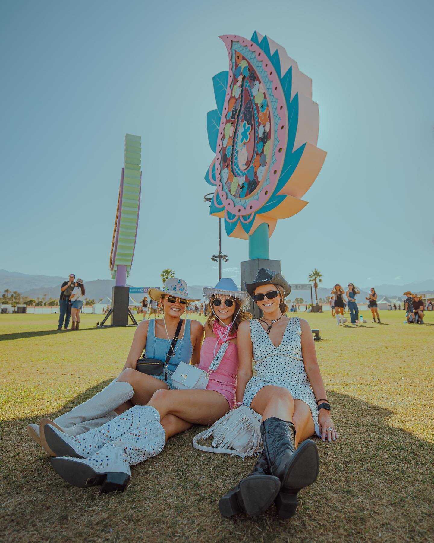 Had some fun in the desert with some friends 🤠🥰 A great way to ring in my 28th birthday with a great crew 💖

Shot @stagecoach for @valleymusictravel &amp; @alivecoverage ✨