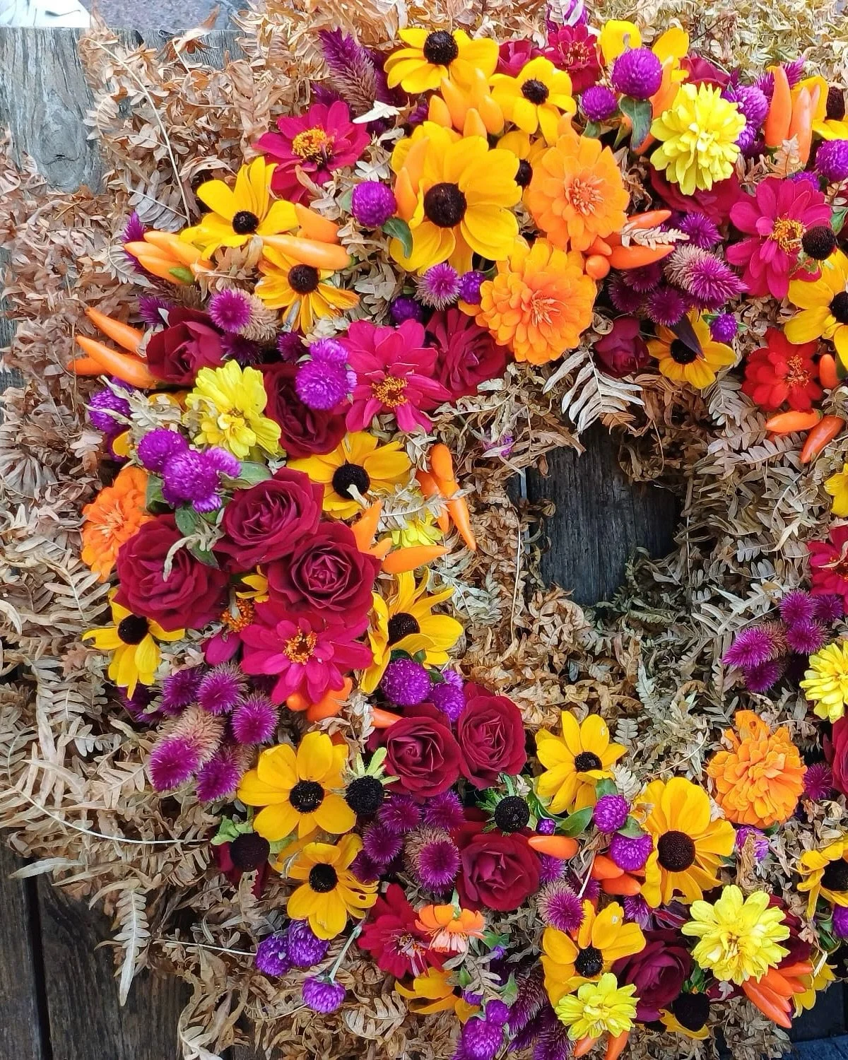 Unsere Floristinnen zaubern Kr&auml;nze in allen Formen und Farben. F&uuml;r zuhause. F&uuml;r die Eingangst&uuml;r. F&uuml;rs B&uuml;ro. F&uuml;r die Friedh&ouml;fe. Die sind echt vielseitig einsetzbar.