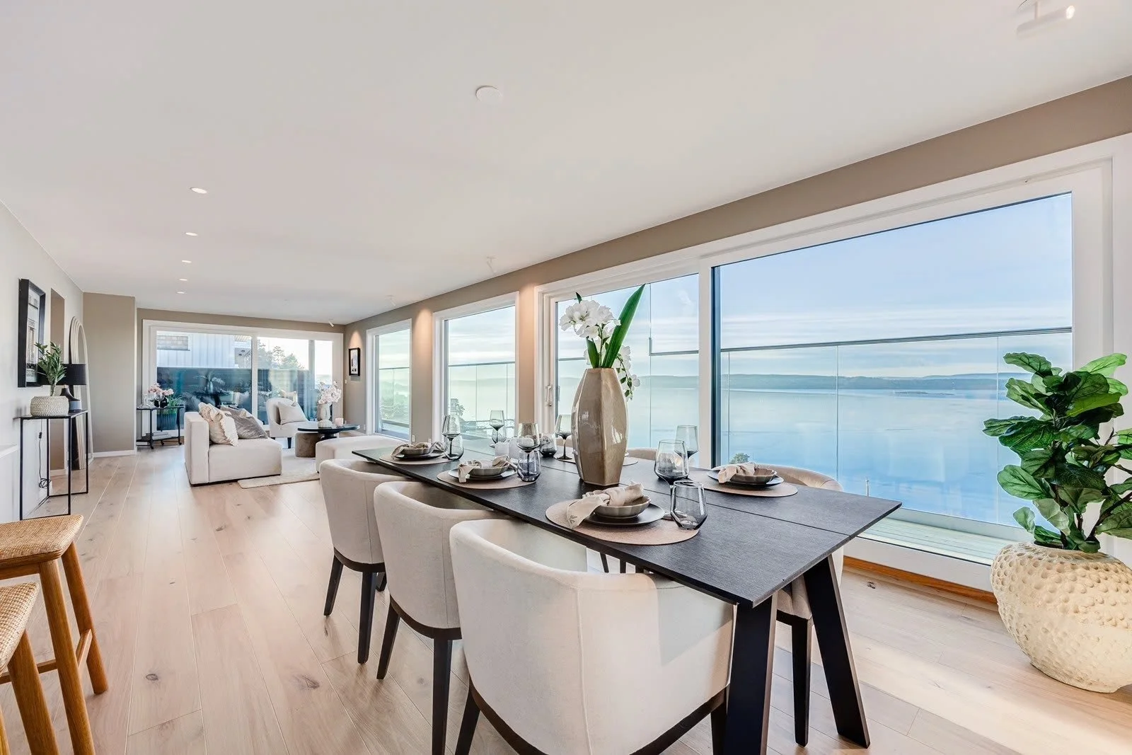 Store vindusfelt åpner opp mot Oslofjorden