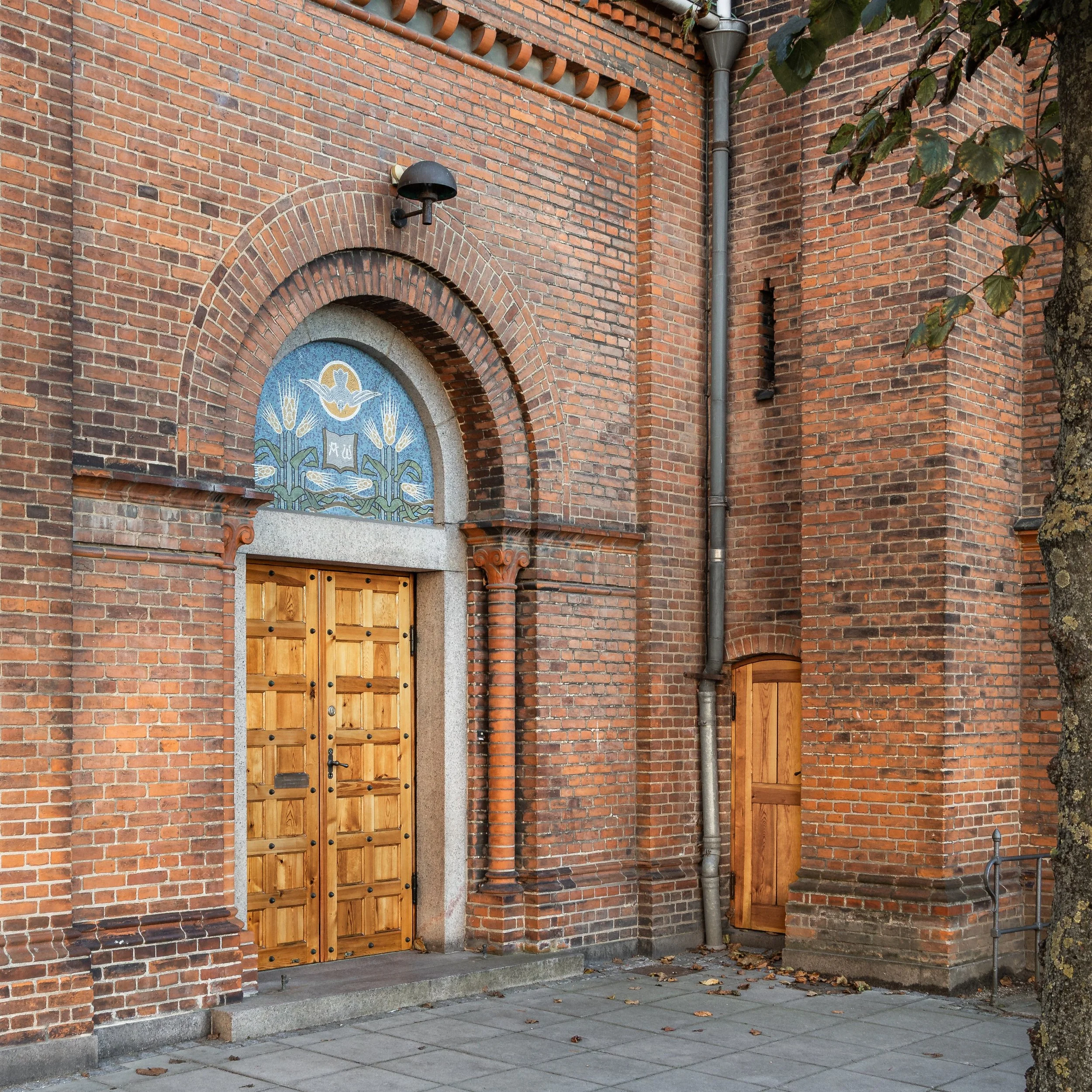Forma_church-doors_2.jpg