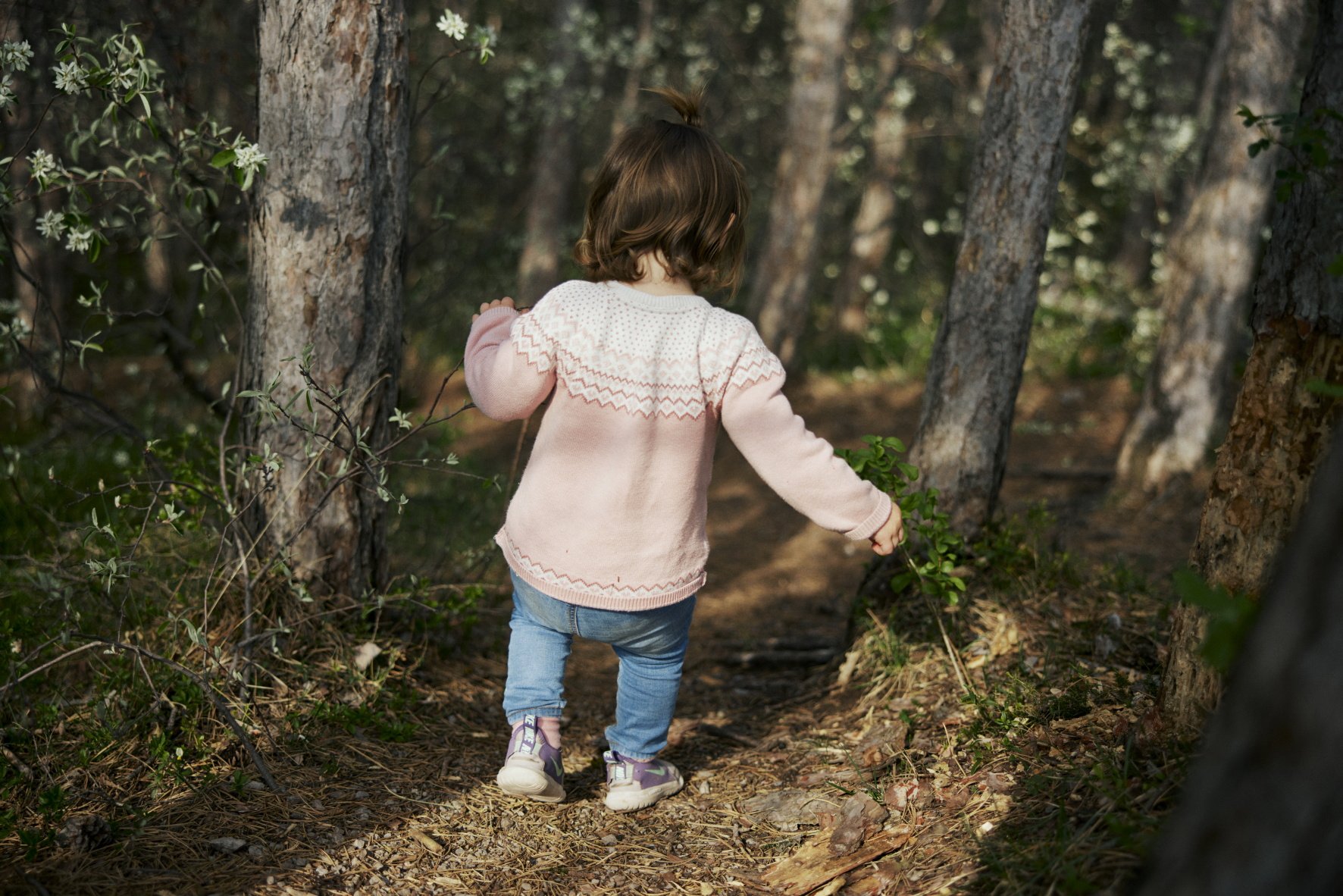 Für Kleinkinder ist das die logischste Form, sich fortzubewegen. Sie gehen schließlich keinem Ziel entgegen, sondern sind in gewisser Weise immer gerade am Ziel – bis sie das nächste entdecken. Wenn man Kinder hat und mit ihnen draußen unterwegs sein will, muss man das erst einmal neu erlernen und sich darauf einlassen, dass an jeder Weggabelung neu entschieden wird, wohin es weitergeht. Sportlich gesehen haben wir uns darum nicht viel vorgenommen. In Zahlen wird der Wandertag am Ende so aussehen: 800 Meter Distanz, 30 Meter Höhendifferenz, zwei Stunden Gehzeit. Ach ja, der Erlebnisfaktor ist hoch, der Schwierigkeitsgrad durchaus anspruchsvoll. Das ist eine Wanderung mit Kindern auf eine schöne Art schließlich immer.   - 