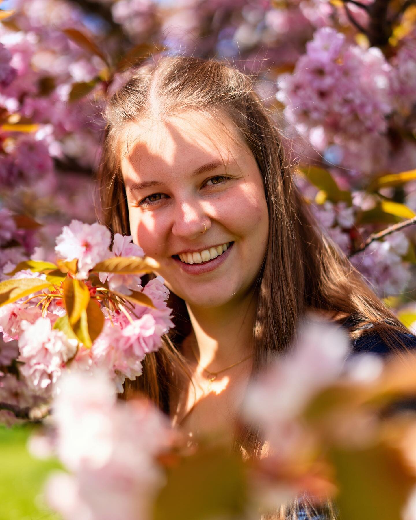 If you look the right way, you can see that the whole world is a garden. 

Model: @m.wiemona 
Photo &amp; Edit: @driveon_portrait
Taken with Sony A74 📷

#globe_portraits #potraitshoot #portraitfolk #portraitvisuals #lifestyleportraits #lensofourlive