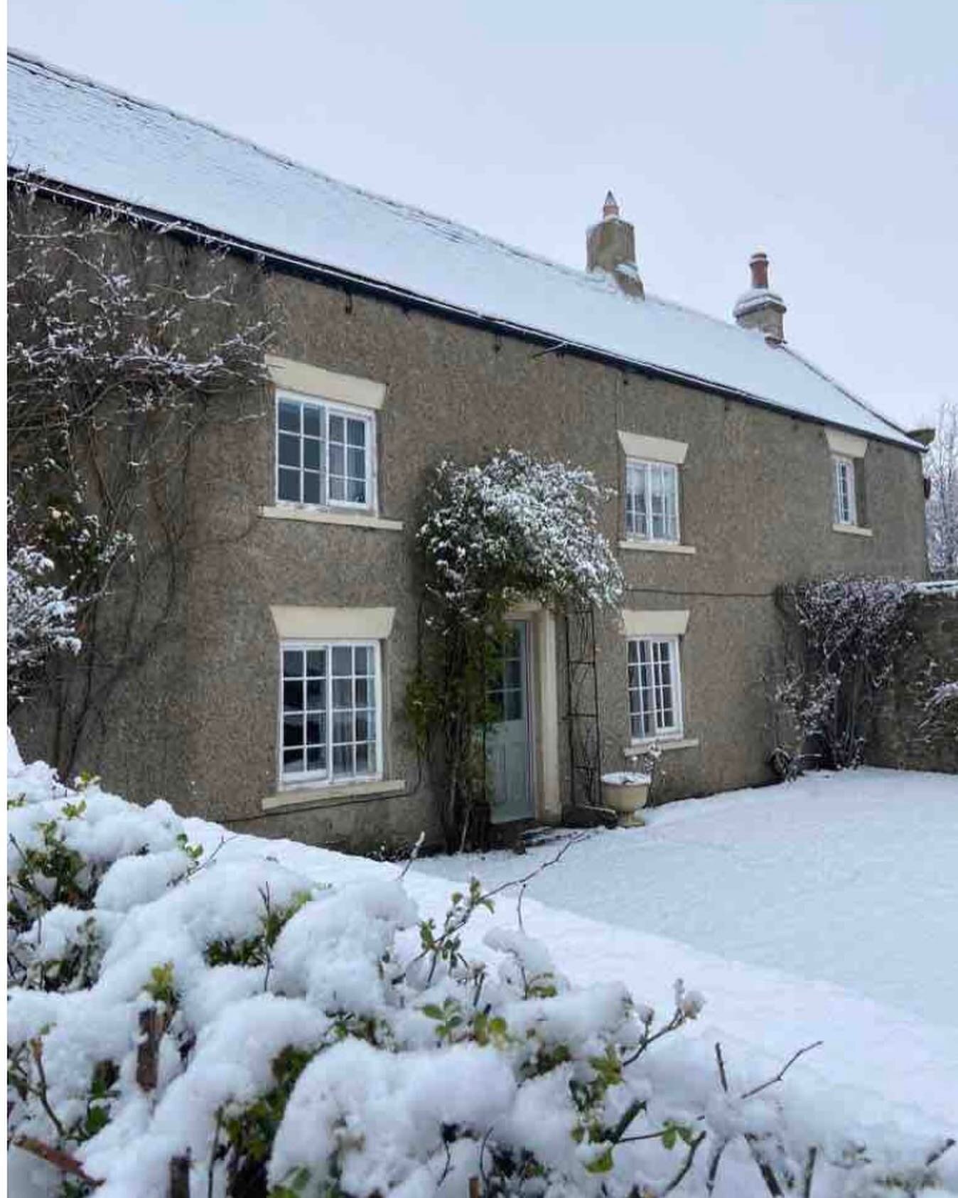 Merry Christmas and a Happy New Year🎄💫🥂to you and yours from #eastayrlowbanks #yorkshirechristmas #christmascottage #yorkshirefarmhouse #staycation #familystaycation #holidaycottage #yorkshireholidaycottage #luxurytraveluk