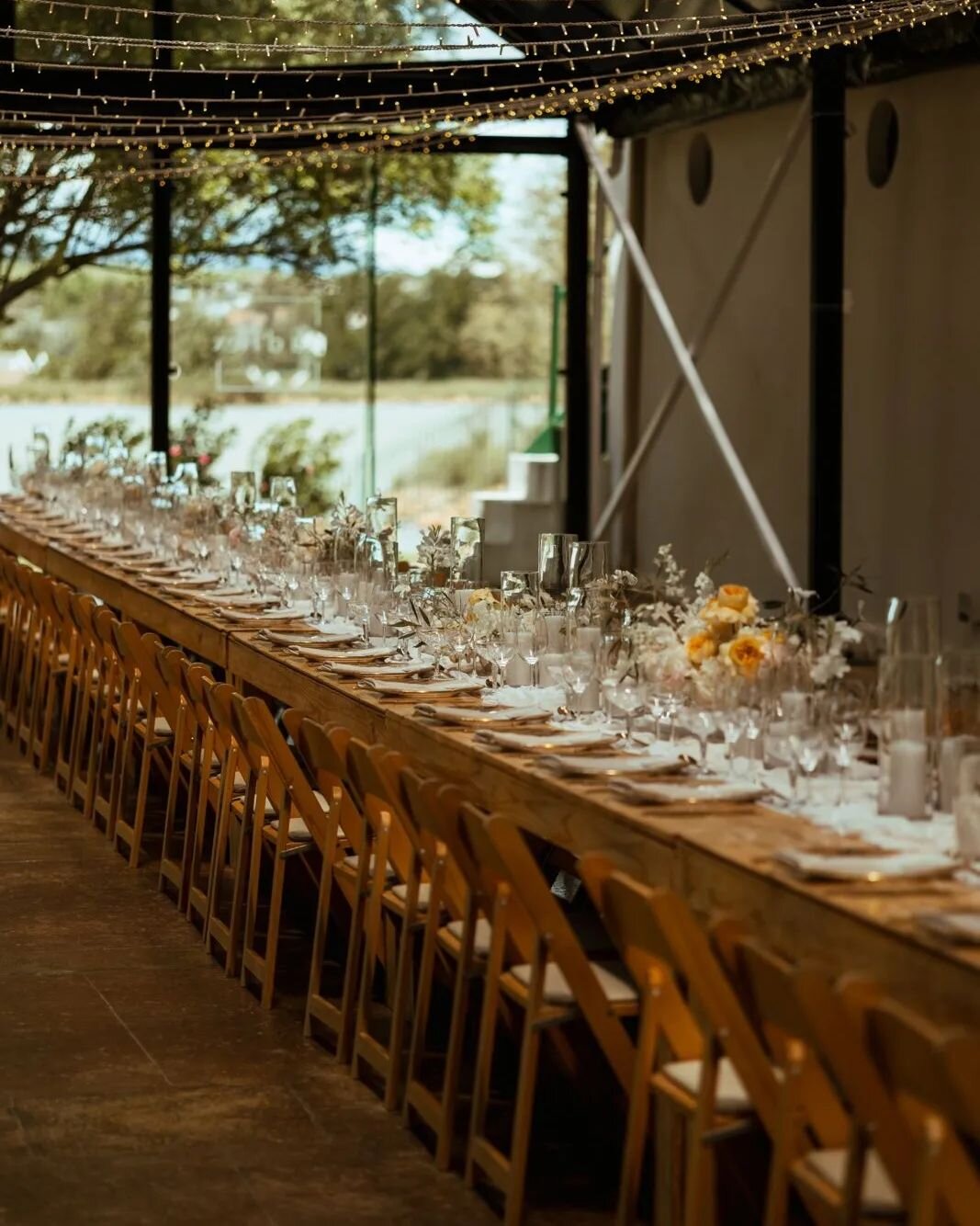 Long table feast for the reception! 

It's the perfect way for everyone to mix and mingle, enjoying the moment while celebrating the newlyweds @candibod
@mrlukewright

Eat, chat, and soak in all the wedding details! 🍽️ 

Venue @audehexestate
Dress @