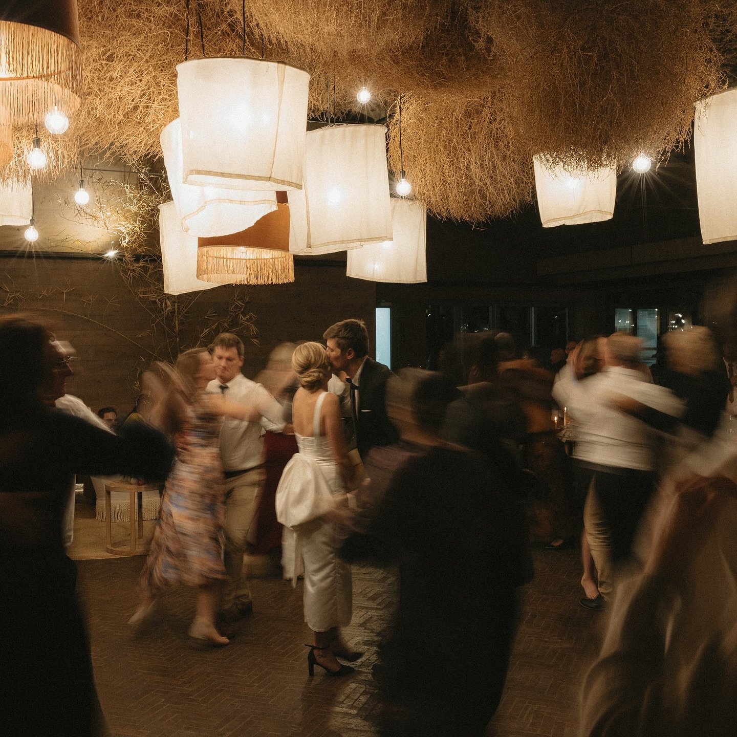 Jani &amp; Jacobus✨ 
A stunning autumn celebration filled with love, light, and thoughtful details &mdash; featuring our signature fringe and linen lampshades 🍁🍂 Throwing it back to this beautiful day, one year ago &mdash; and we&rsquo;re still dre