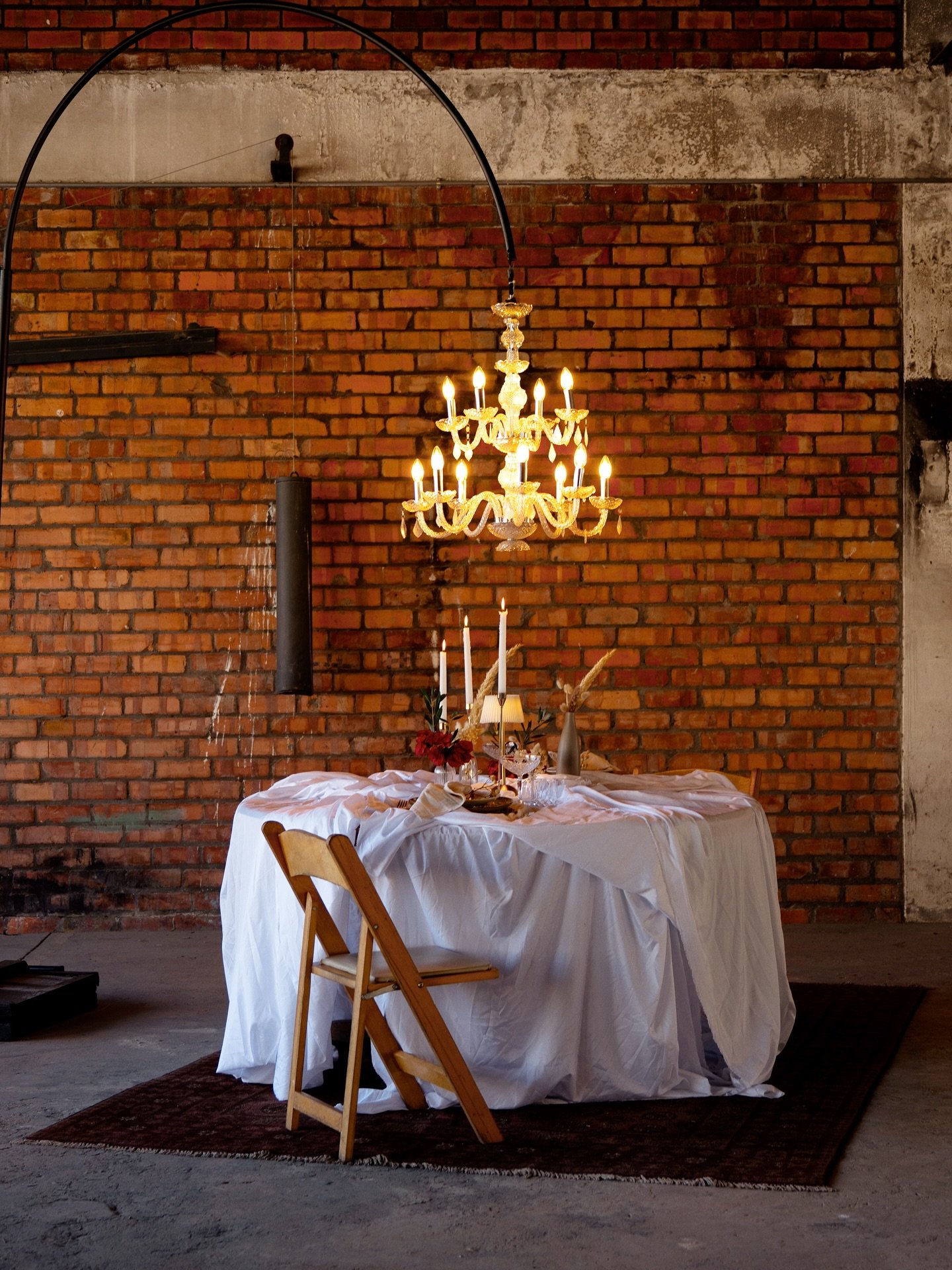 An intimate dinner for two🕯️✨ 
Golden light, layered textures, and a little bit of Goeters magic! 
We styled this setting with soft linen, moody candles, and warm amber tones &mdash; perfect for creating a moment that feels both romantic and effortl