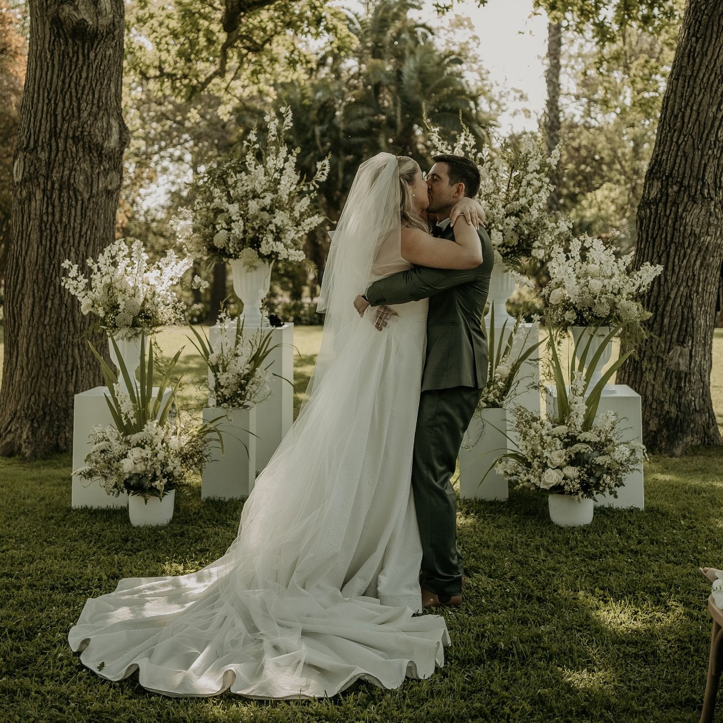 Jaco &amp; Chelsea✨ 
Reminiscing on this timeless 2024 celebration 🤍 
Step into a dreamy garden ceremony filled with soft florals, golden light, and a whole lot of heart.
Swipe through to relive the magic ✨

couple | @chelsea_hunter_ + @jacovdmerwe9