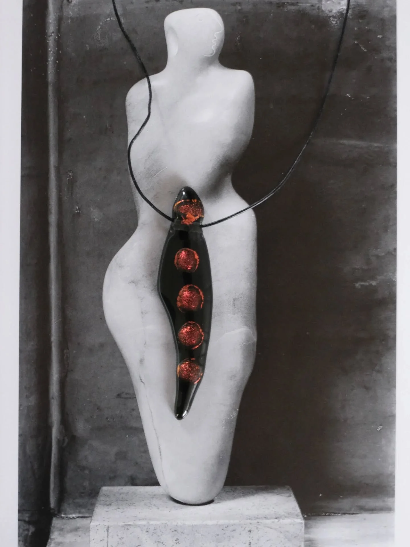 I found this old glass necklace whilst spring cleaning. It was bought from a craft fair when I was about 10 years old, but I'm still drawn to the shape.

#glassjewellery #organicshapes #barbarahepworth