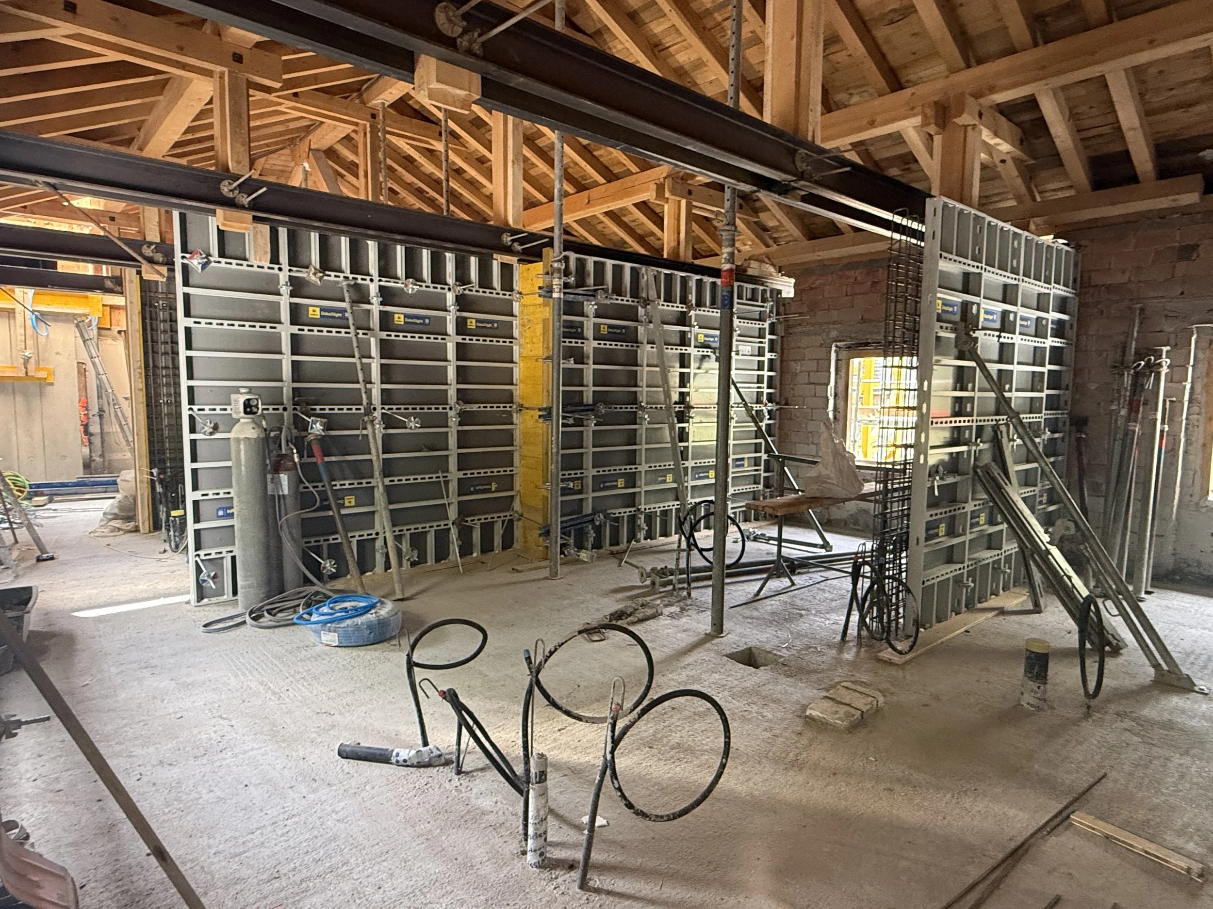 2026-07-27, (620), 2 OG  Mittektrackt Wände Beton.JPG