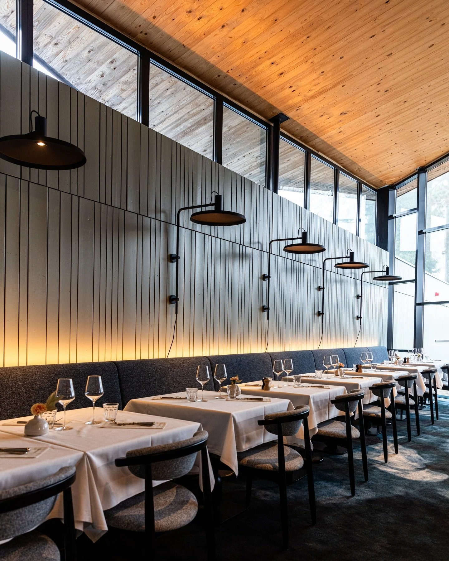The brasserie @maisonbluxembourg has been purposefully planned to offer two distinct atmospheres: a lively, industrial-chic dining space designed for social energy and events, and a more intimate, warm setting that can easily be privatized. The proje