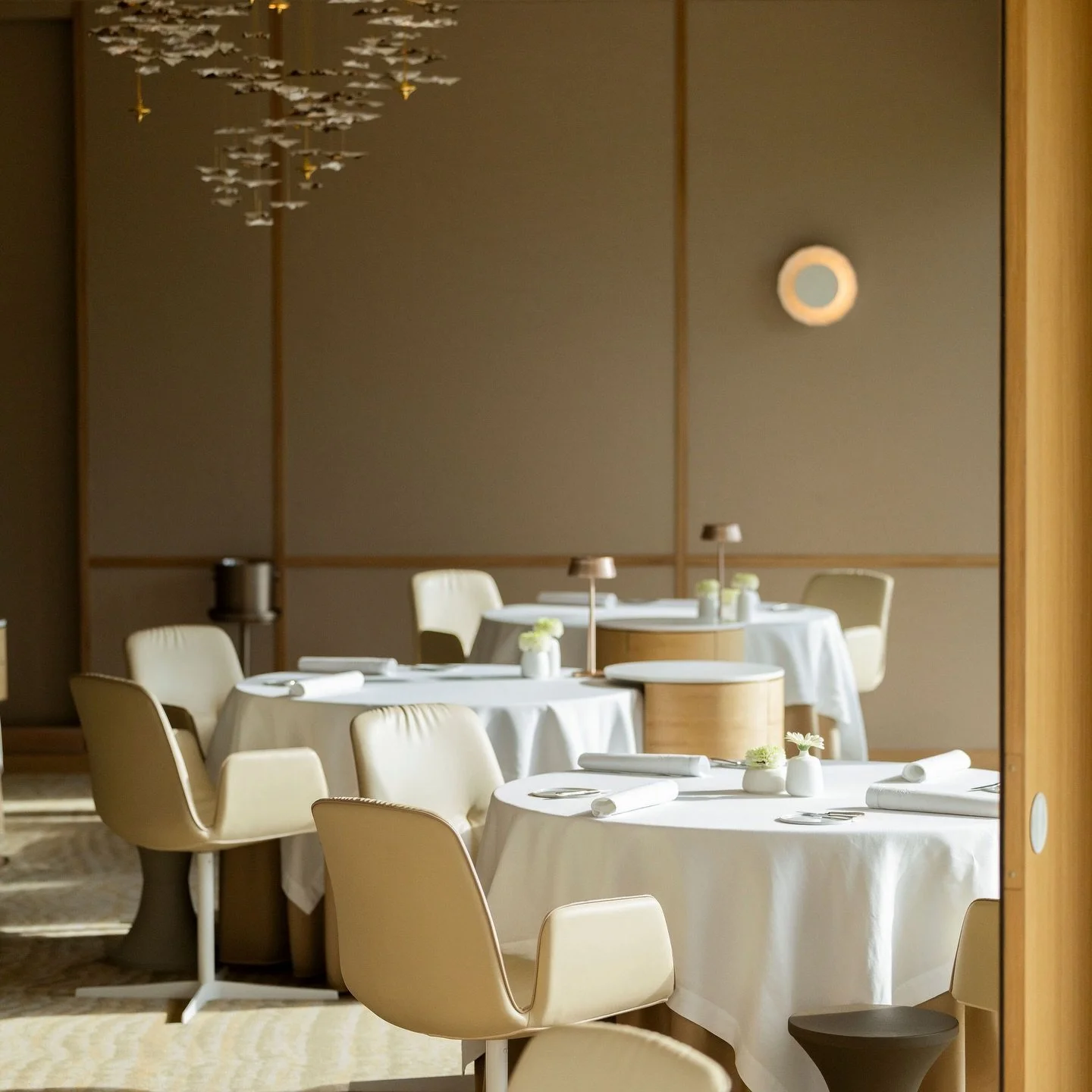 @restaurantlealinster has been reimagined into a space where the interior and exterior are seamlessly connected. Our design emphasizes a harmonious flow, with natural light and garden views becoming integral to the experience. We crafted a refined, c