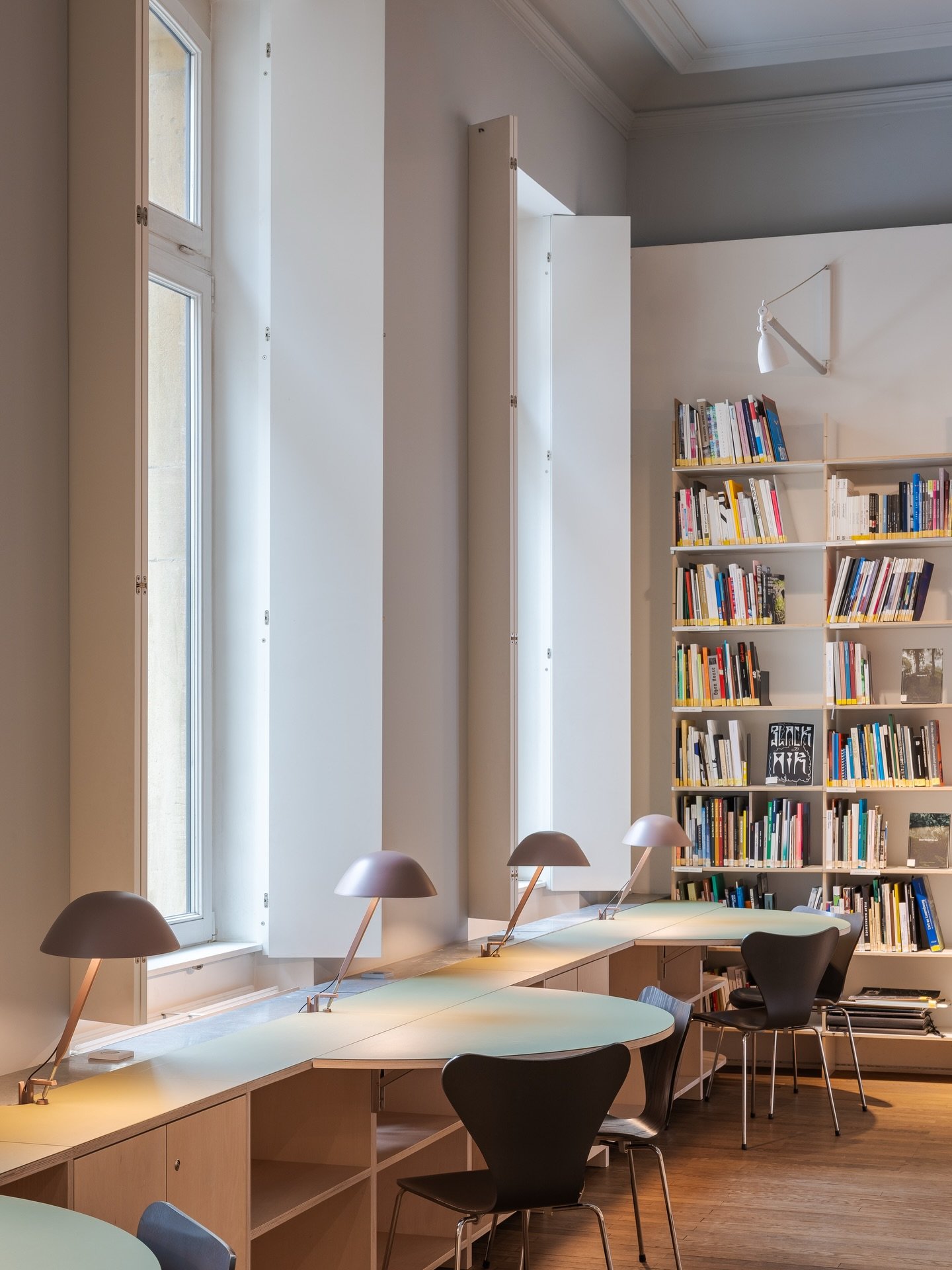 The redesign of the infolab @casinoluxembourg adopts a deliberately subtle approach, conceived in dialogue with the existing space. From the entrance, the space is designed to be open and welcoming. A series of semi-circular table islands creates an 
