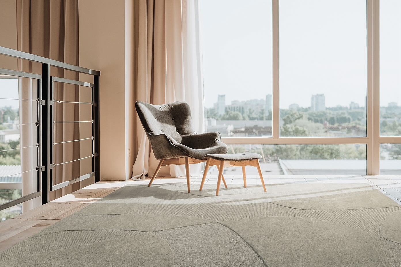 May is finally here! 🌞
We can&rsquo;t wait to see the first rays of sunshine peaking through the window and falling on our rugs. 🤩

Piana is part of our handmade collection and is available in light grey, green, off-white and dark beige. We also ha