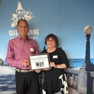 2025 Beloved Queen Anne Business 
Award 
Presented to Krijn and Judy De Jorge, co-owners.

Tucked away off a lively patio behind Queen Anne Coffee, the Queen Anne Book Company sits midblock on the west side of Queen Anne Ave. 
Taking over from the Qu