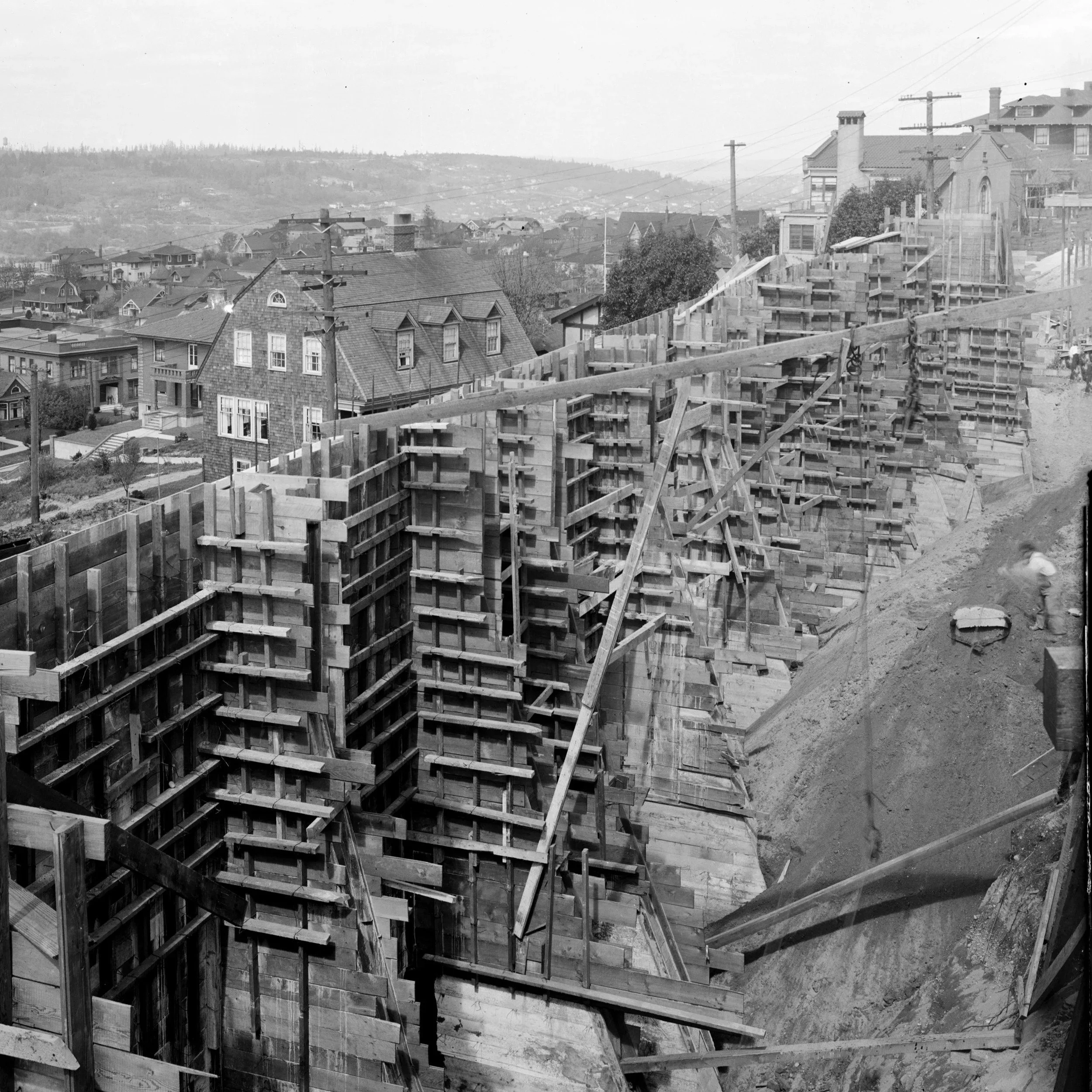 The Willcox Wall is a massive 22-foot-high retaining wall with sections that cantilever toward the water. Designed by Walter R. B. Willcox and completed in 1913 as part of Queen Anne Boulevard. To truly experience the Willcox Wall, continue along the
