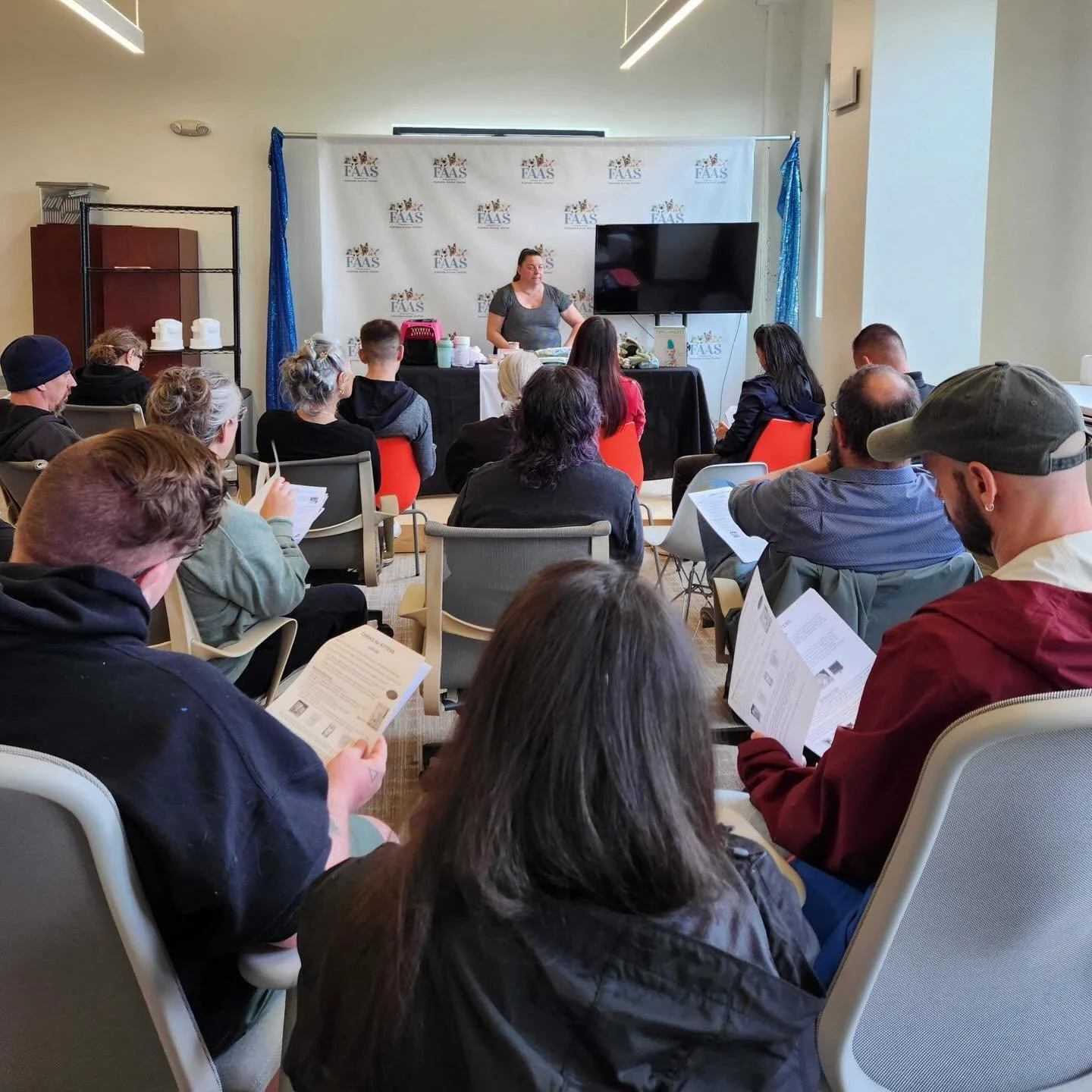 What a great turnout for our bottle baby workshop at @alameda_animal_shelter! We love showing folks the ins and outs of caring for these little neonatal kittens. It can make all the difference to their survival and anyone can do it! This kind of fost