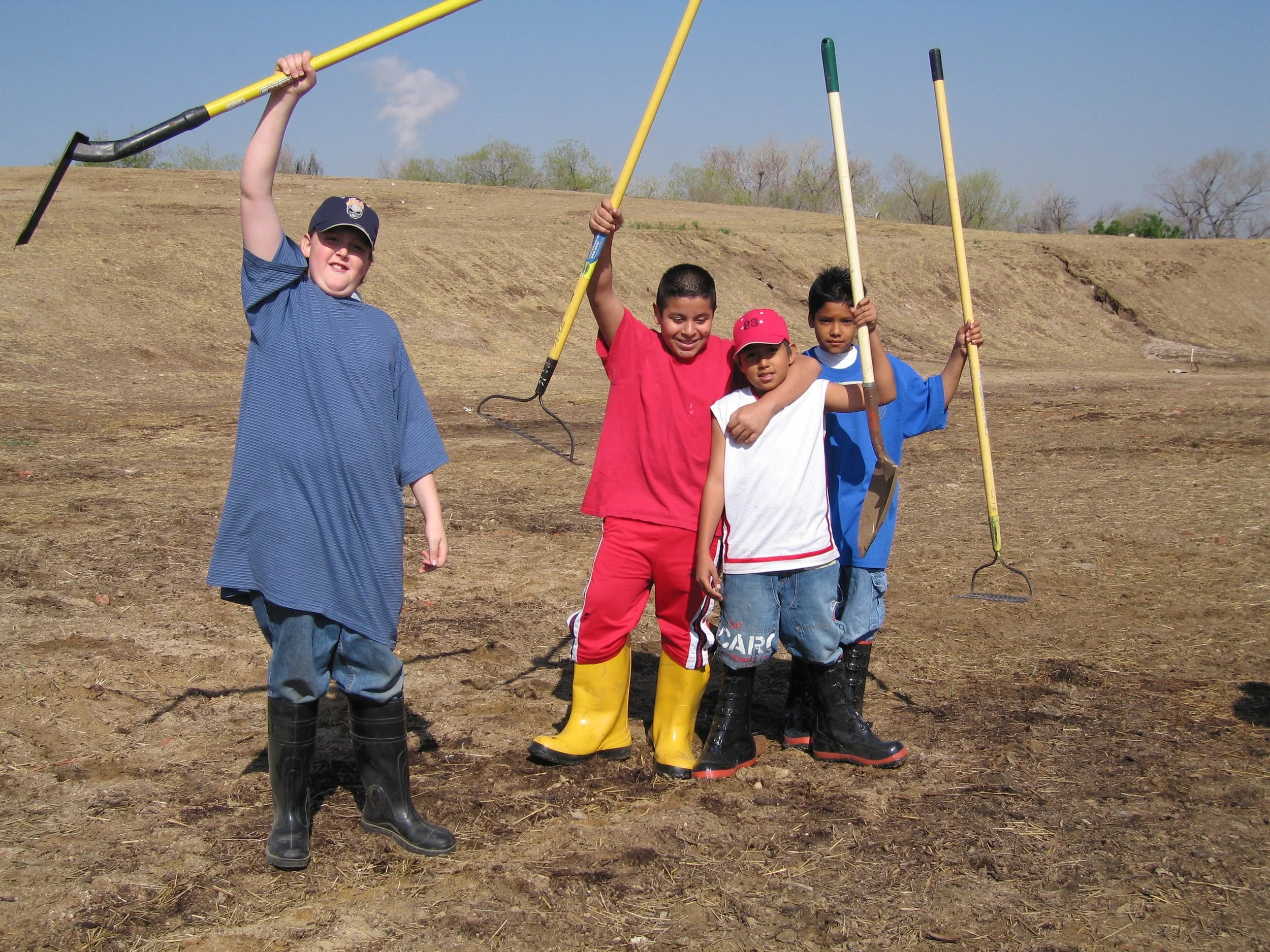 VolunteerPlantingHappyKids 4-05.JPG