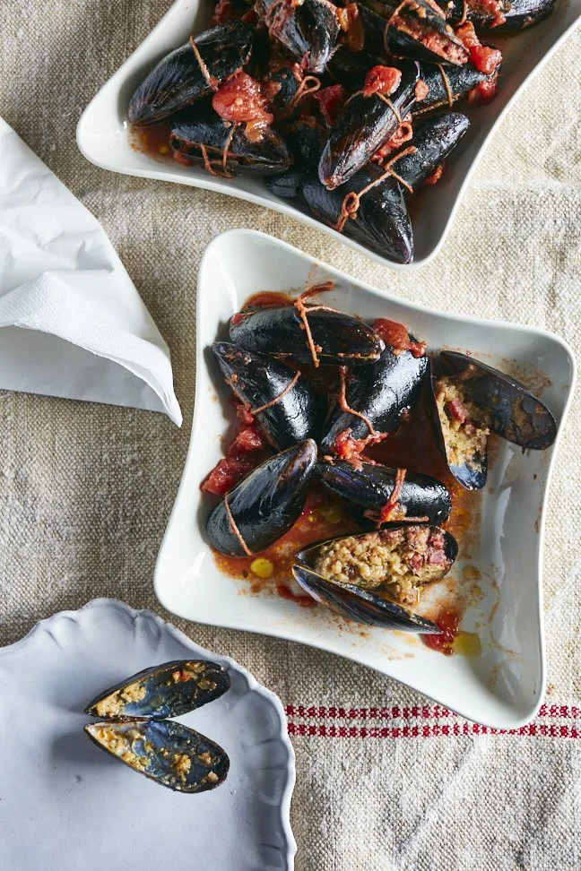 At the Table of La Fortezza: Mussels in Tomato Sauce with Bacon-Bread Crumb Topping (Cozze Ripiene)