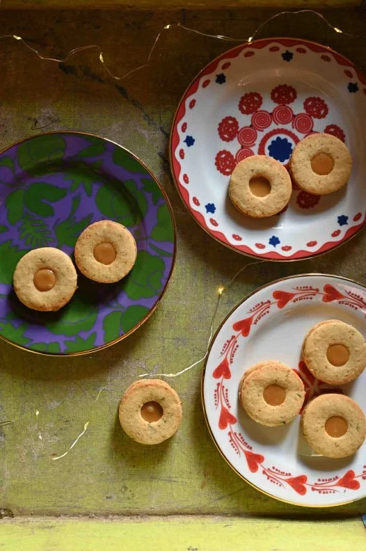 Rosemary+salted+caramel+Linzer+cookies+11.webp