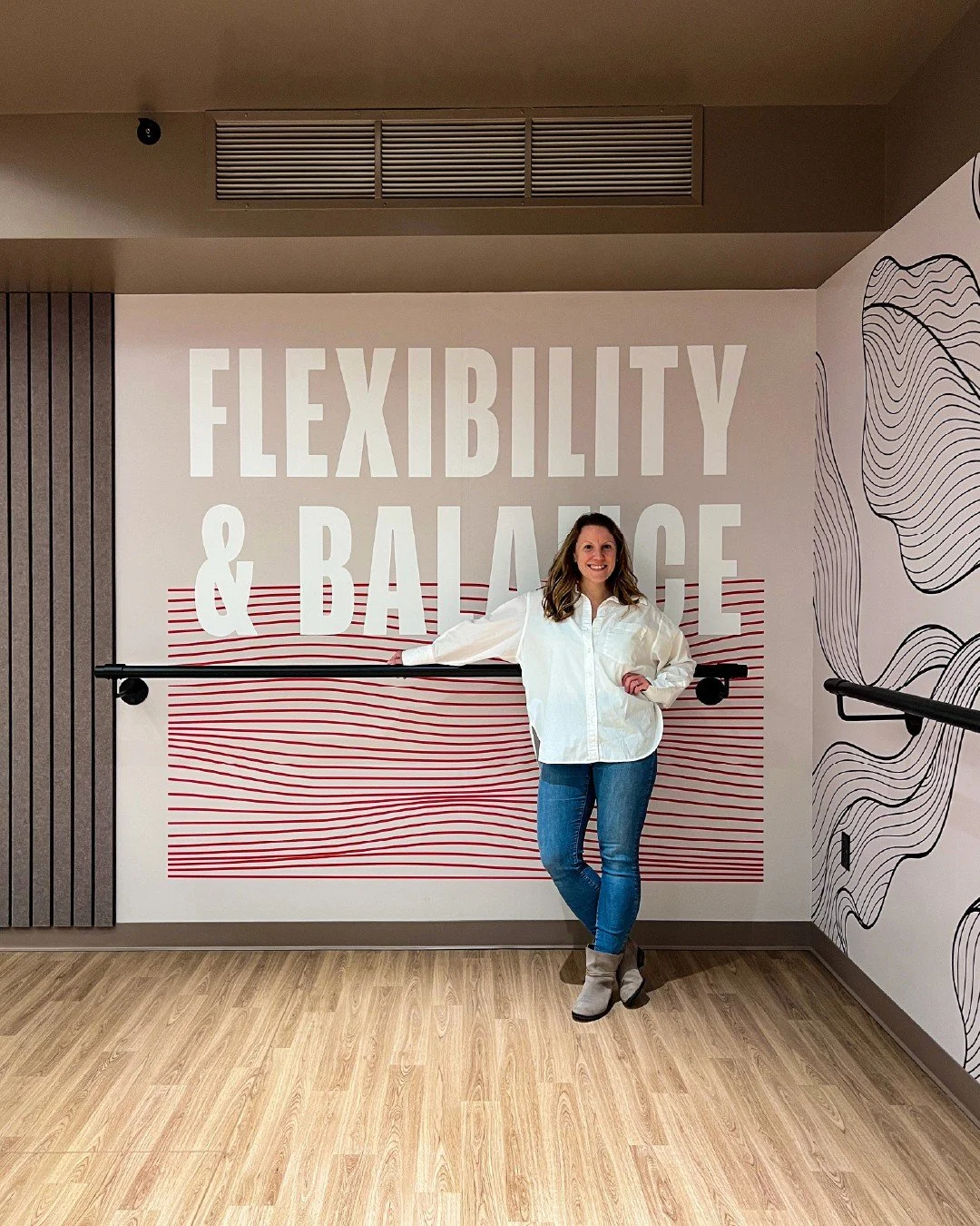 A moment at the ballet bar&mdash;because productivity and good posture coexist at The Standard Center. Jamie is proof!⁠
.⁠
We brought clean neutrals, dynamic linework and movement-inspired illustrations to create a focused, calm energy to the freshly