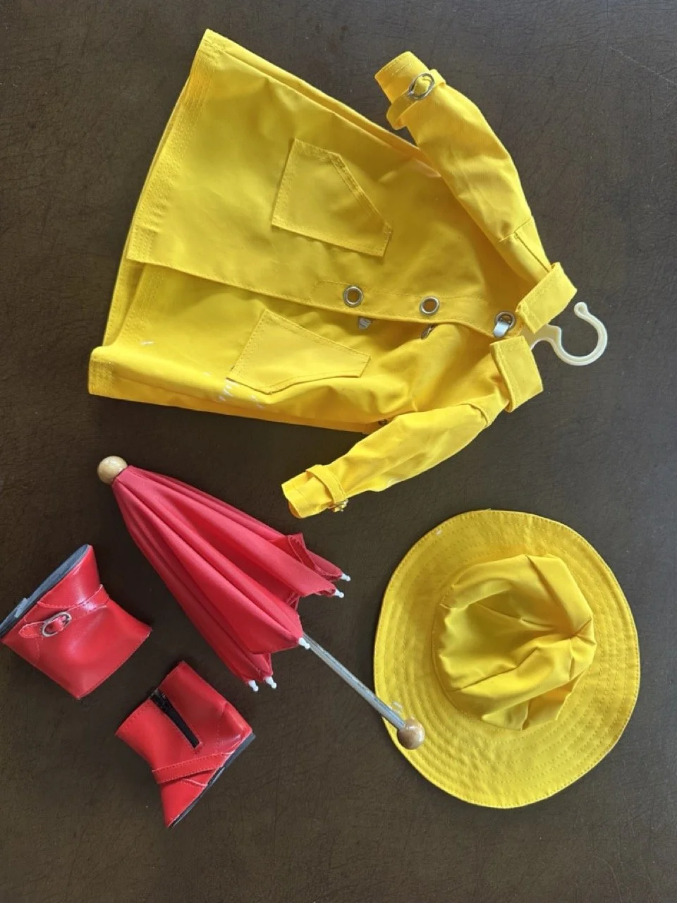 SOLD - $65 – American Girl Molly Rain Outfit (Yellow Slicker, Hat, Red Boots, Umbrella) – Pleasant Company