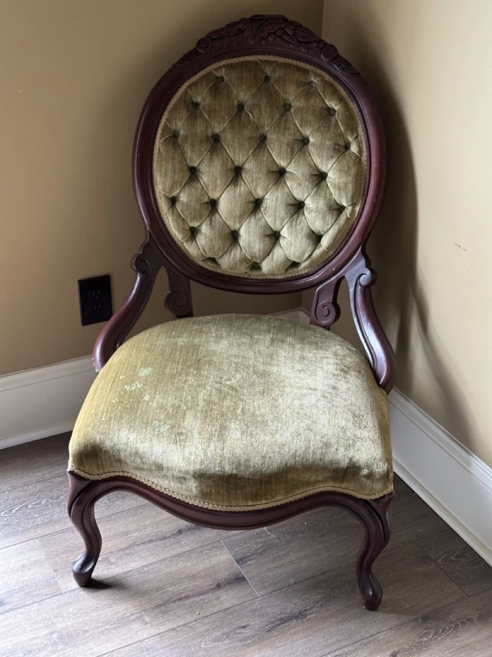  $125 — Vintage tufted velvet chair (solid wood, great condition)