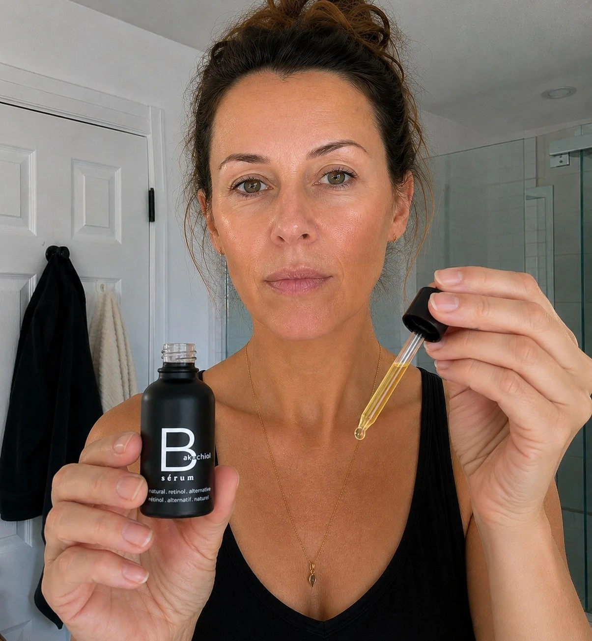 Karen, founder of skinbyKDU, holding B Sérum and its dropper