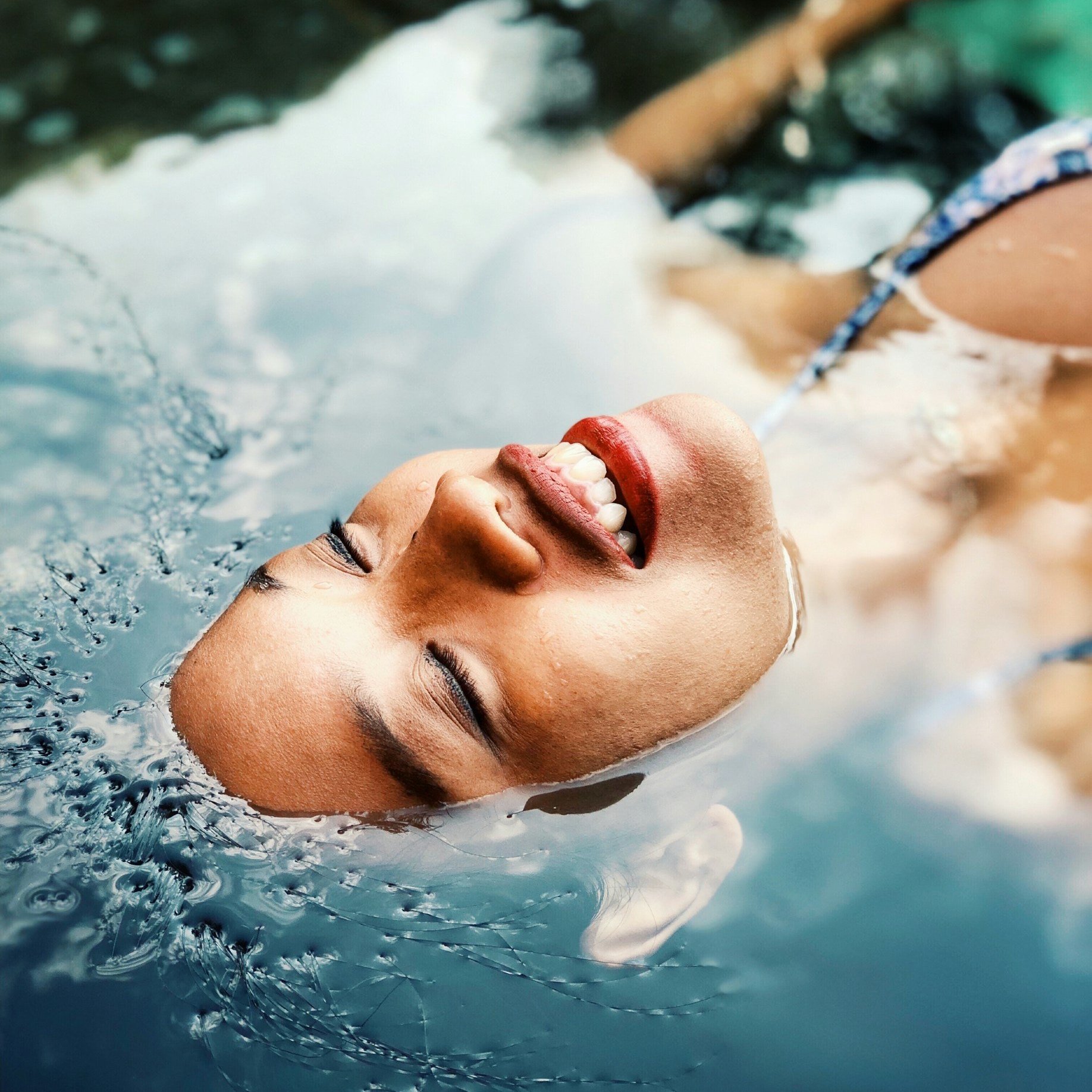 How to Keep Your Skin Glowy & Not Greasy in the Heat ☀️