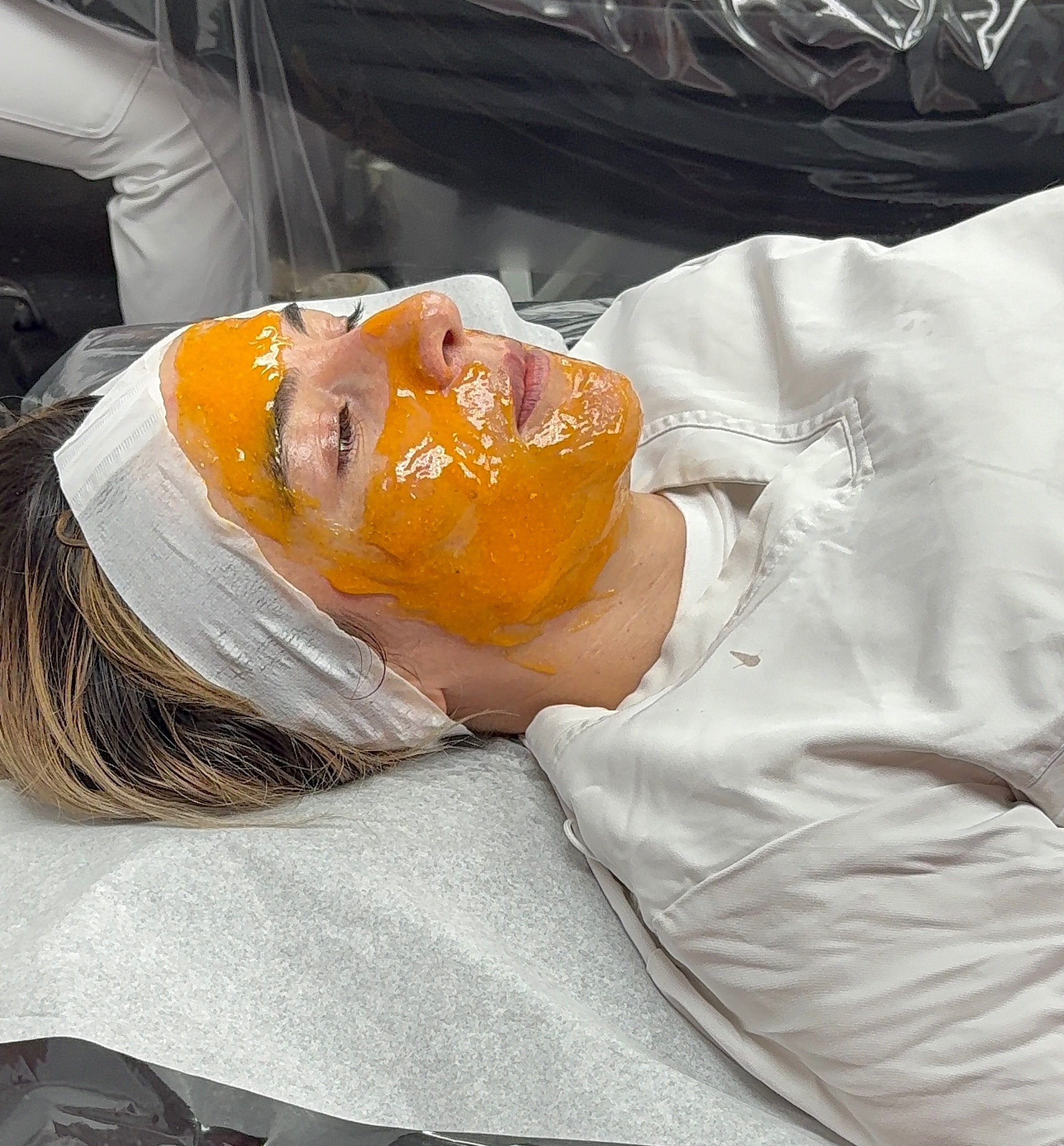 Vitamin C jelly mask application to brighten and refresh the complexion post-extraction.