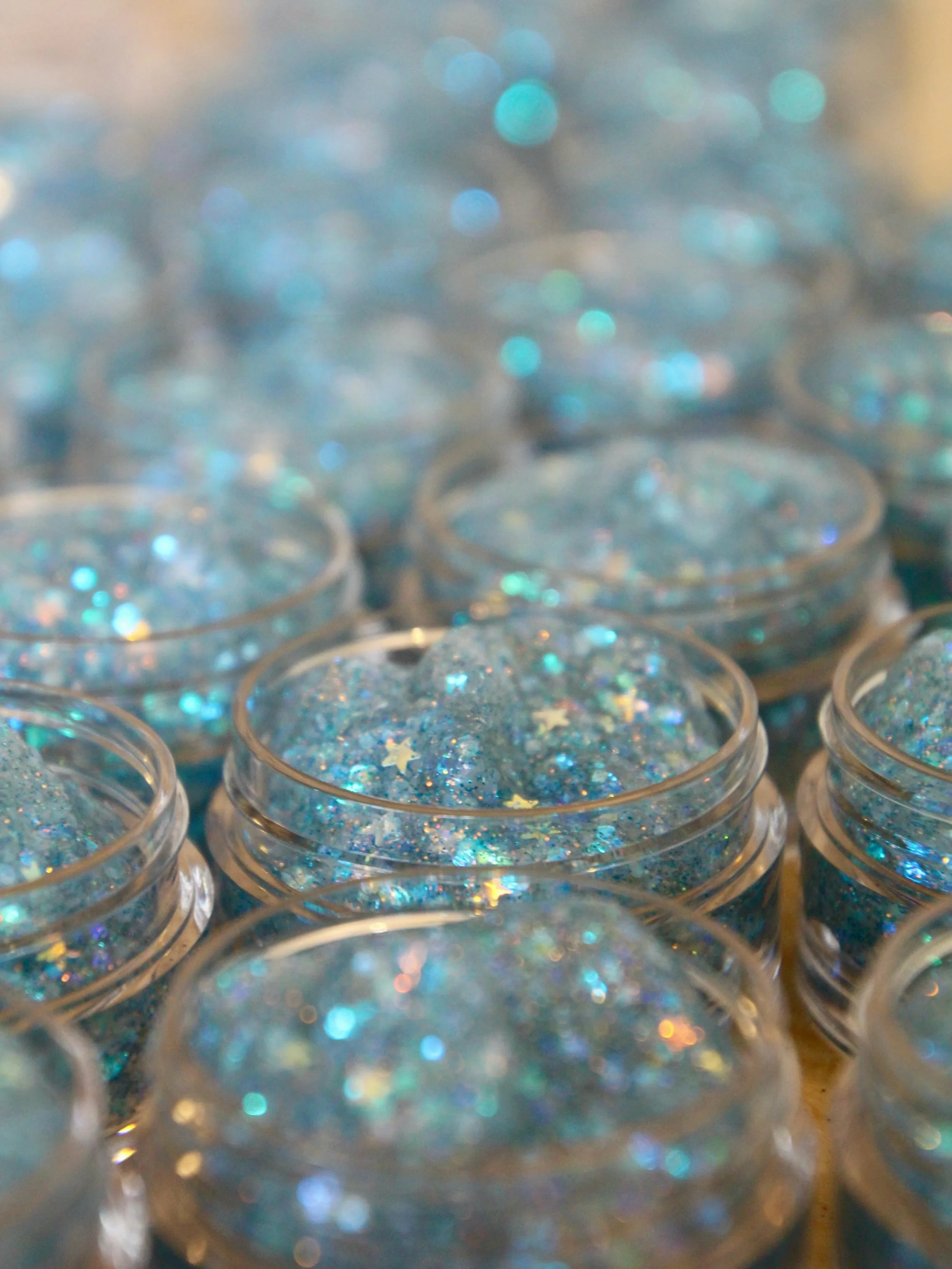Blue is becoming our favorite color!!! Whats yours? 

#staysparkly #biodegradableglitter