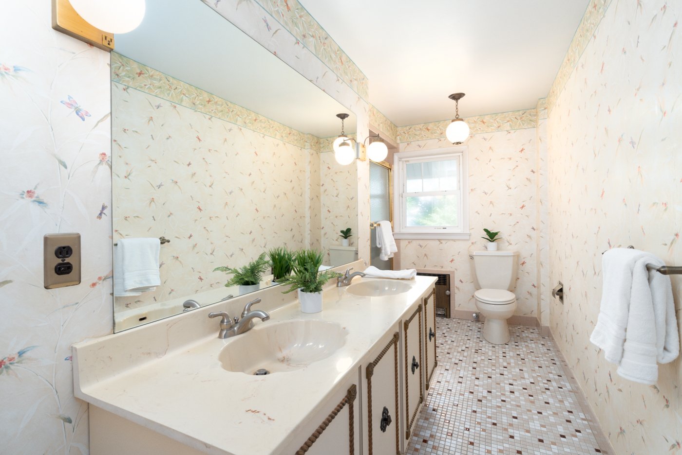 2ND FLOOR BATH 415 Lincoln real estate (Low res)-1.jpg