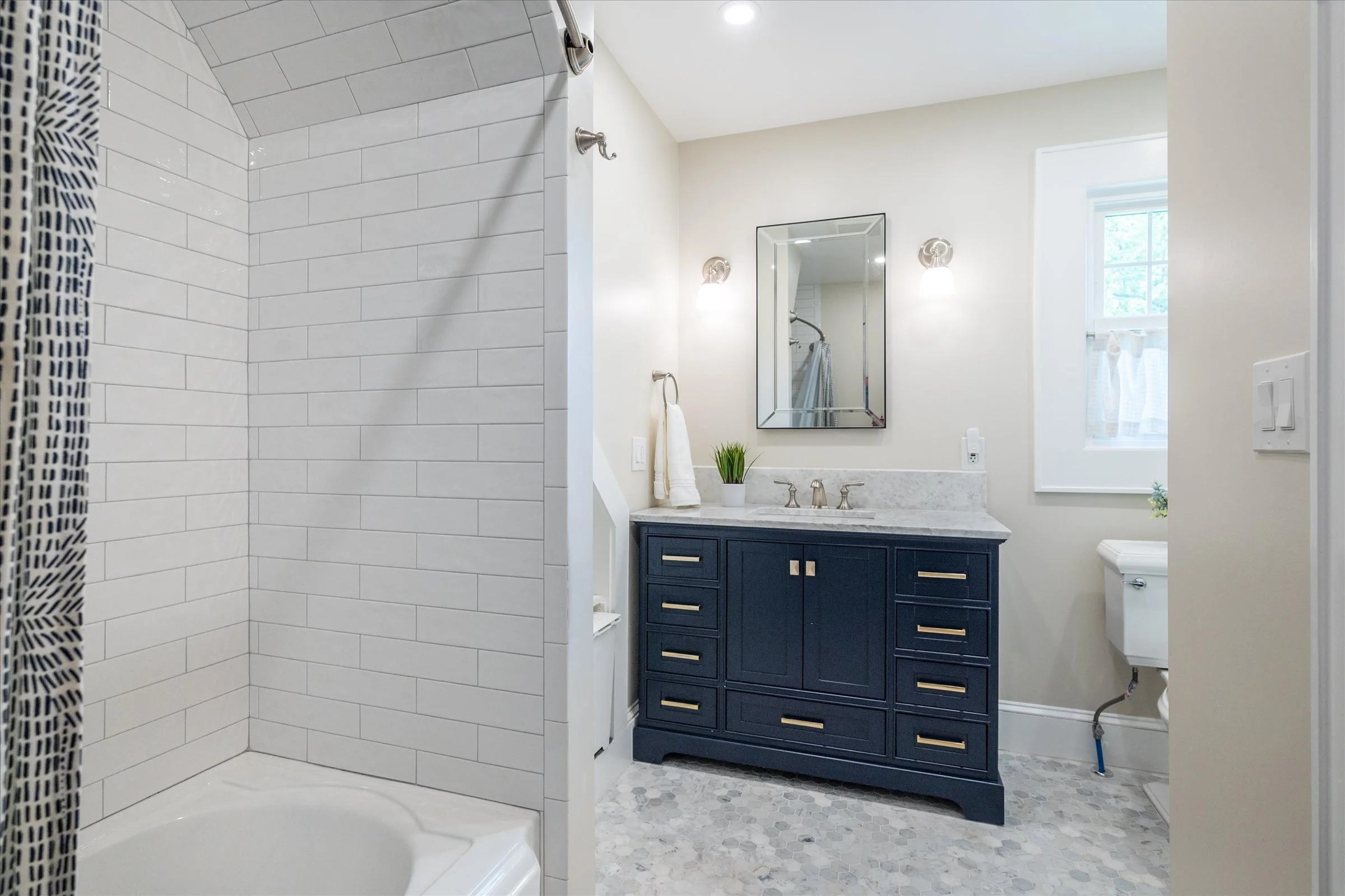 17-Hall Bathroom 1.jpg