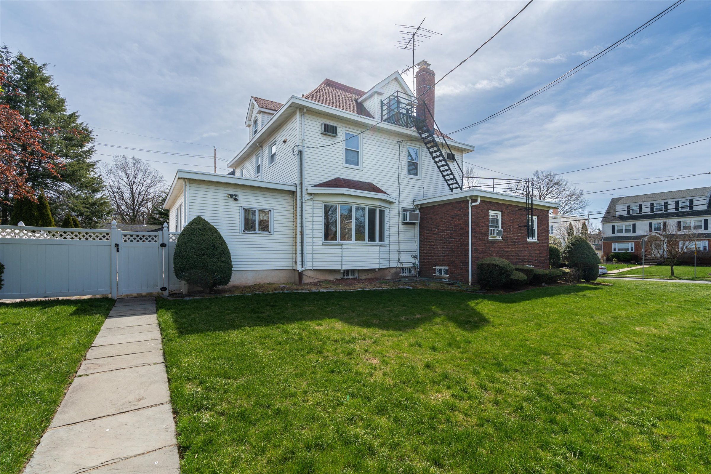 05-5 - Side yard.jpg