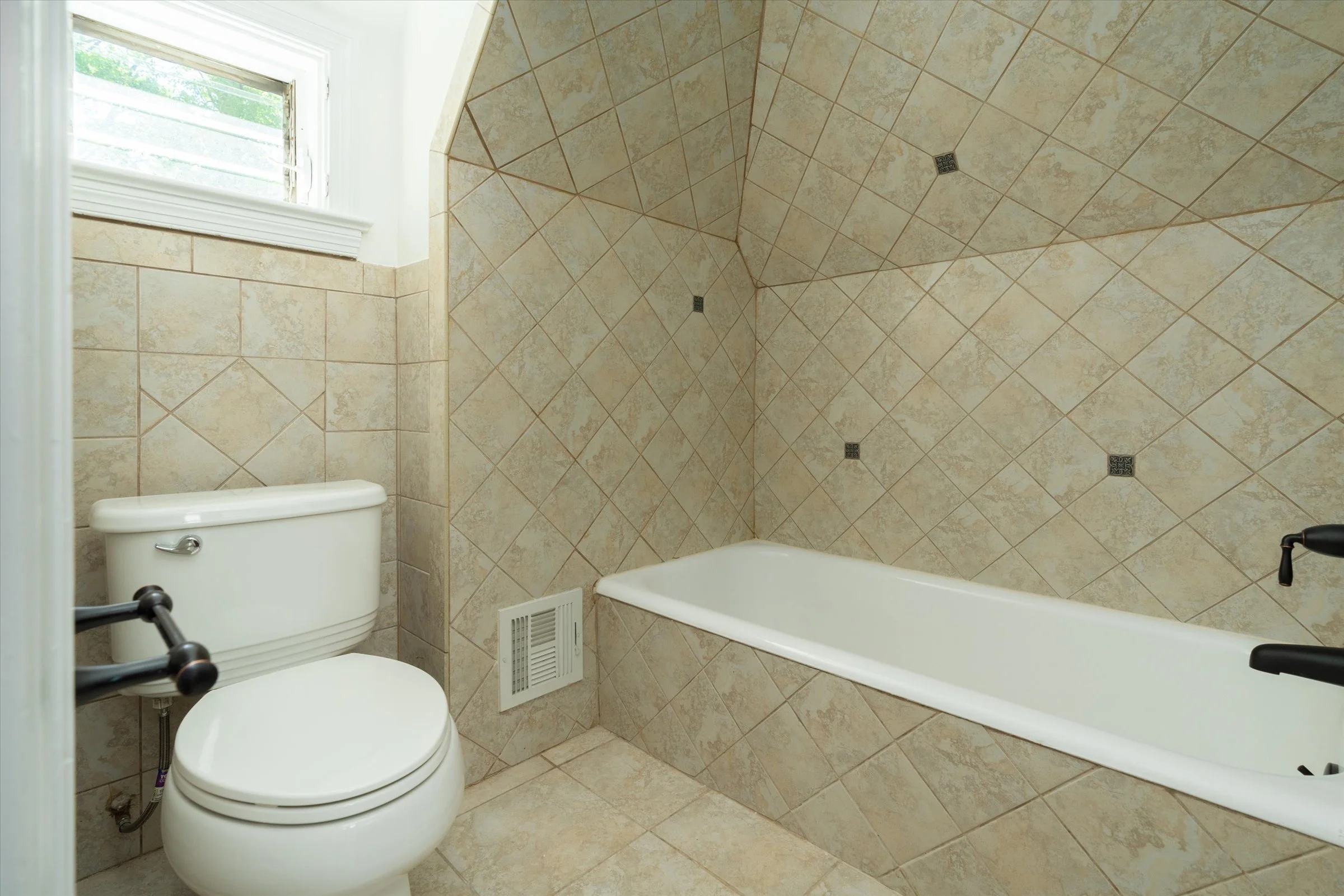 36-36 -  3rd floor bed bath.jpg