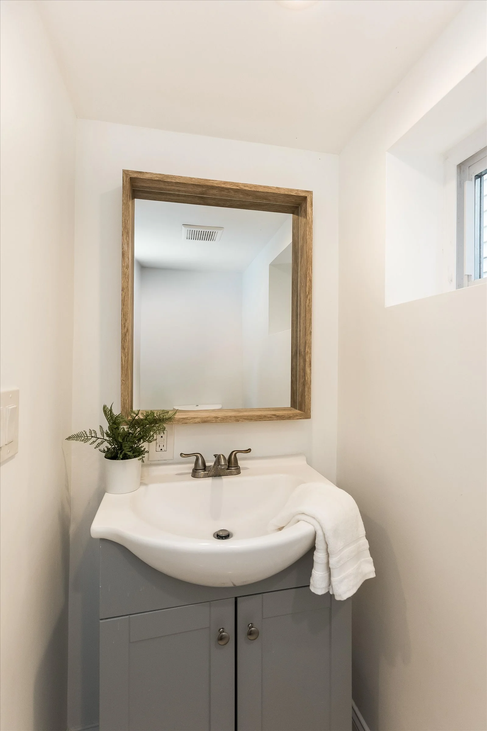 63-Powder Room.jpg