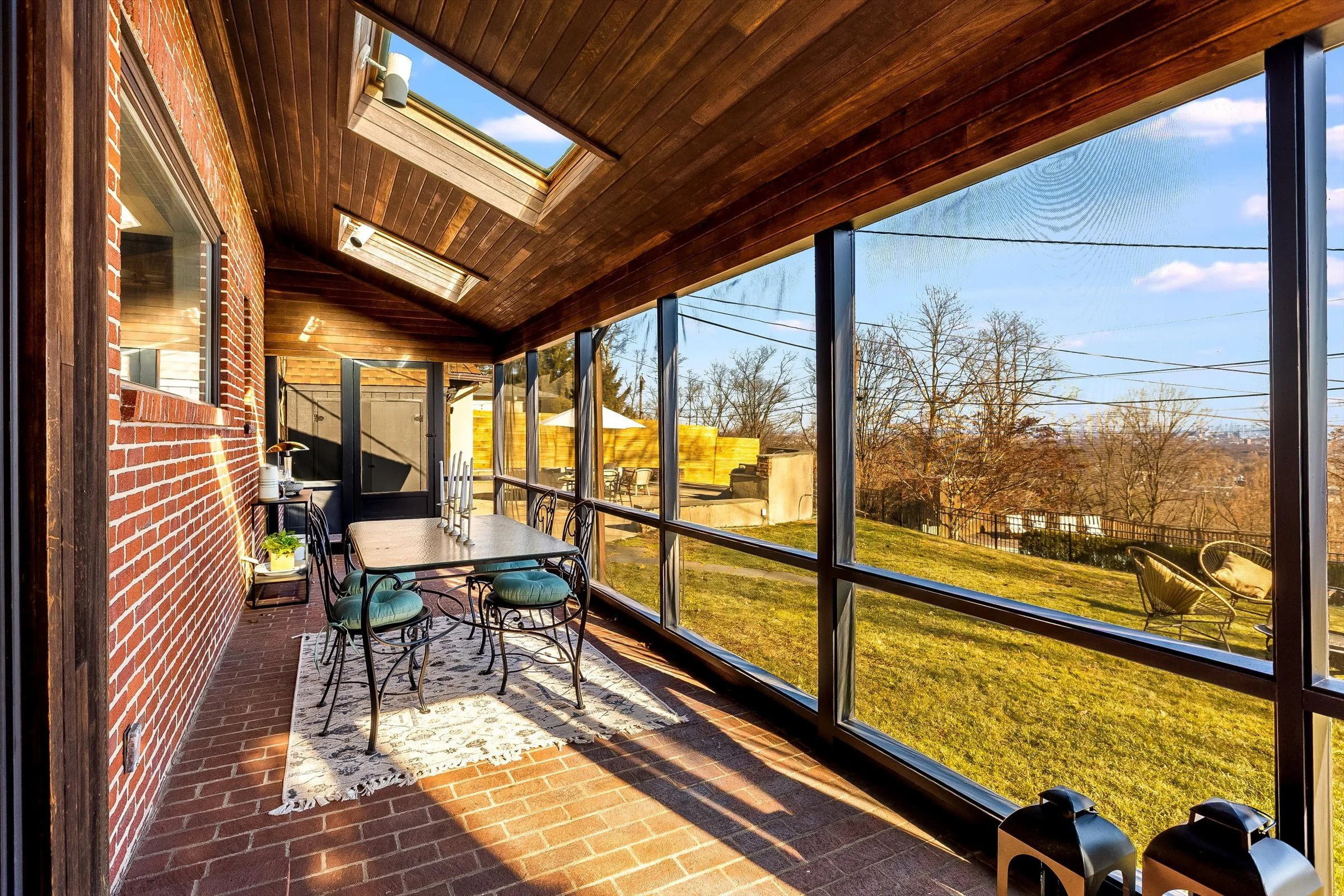 047-Screened Porch.jpg