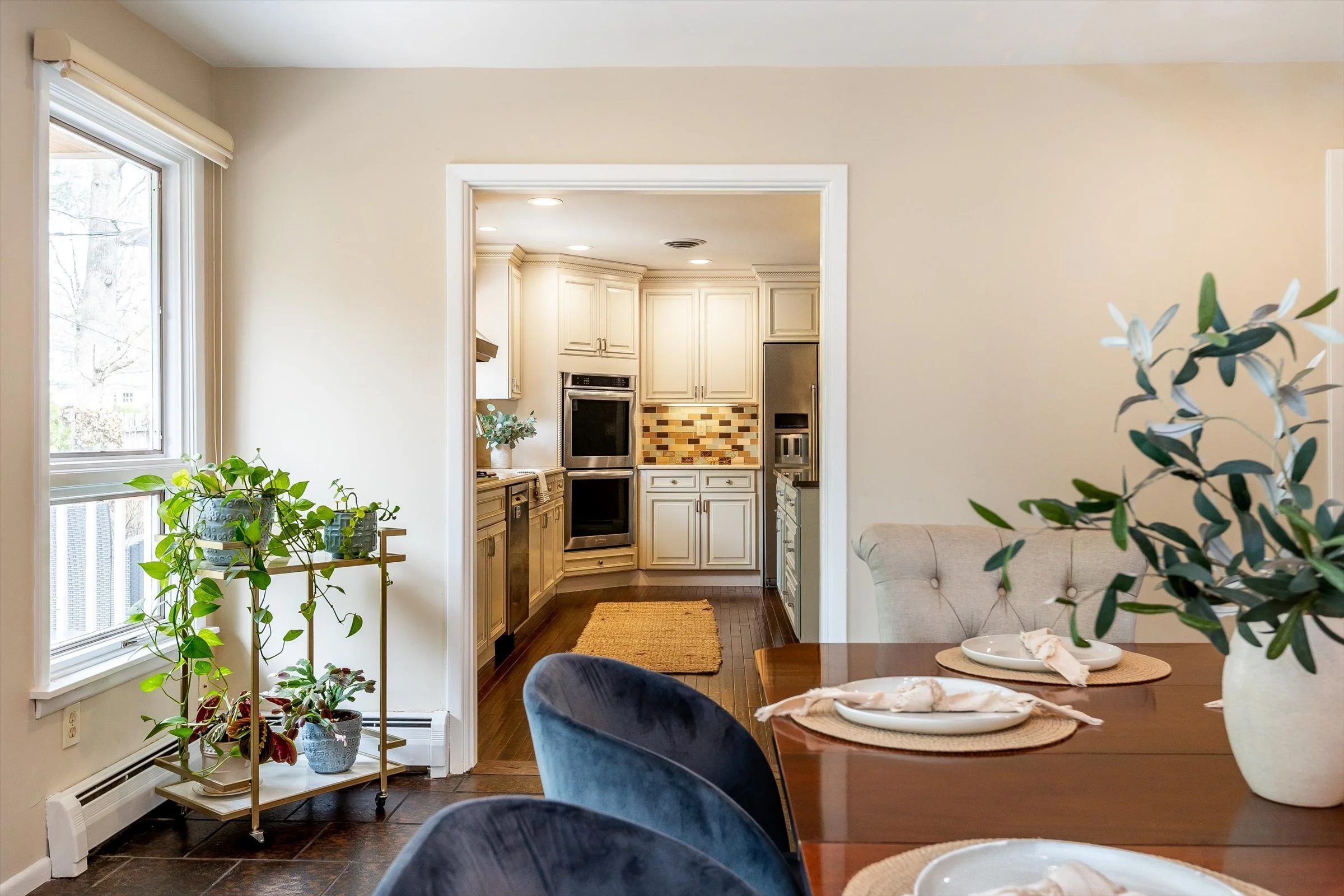 25-Dining Room to Kitchen.jpg