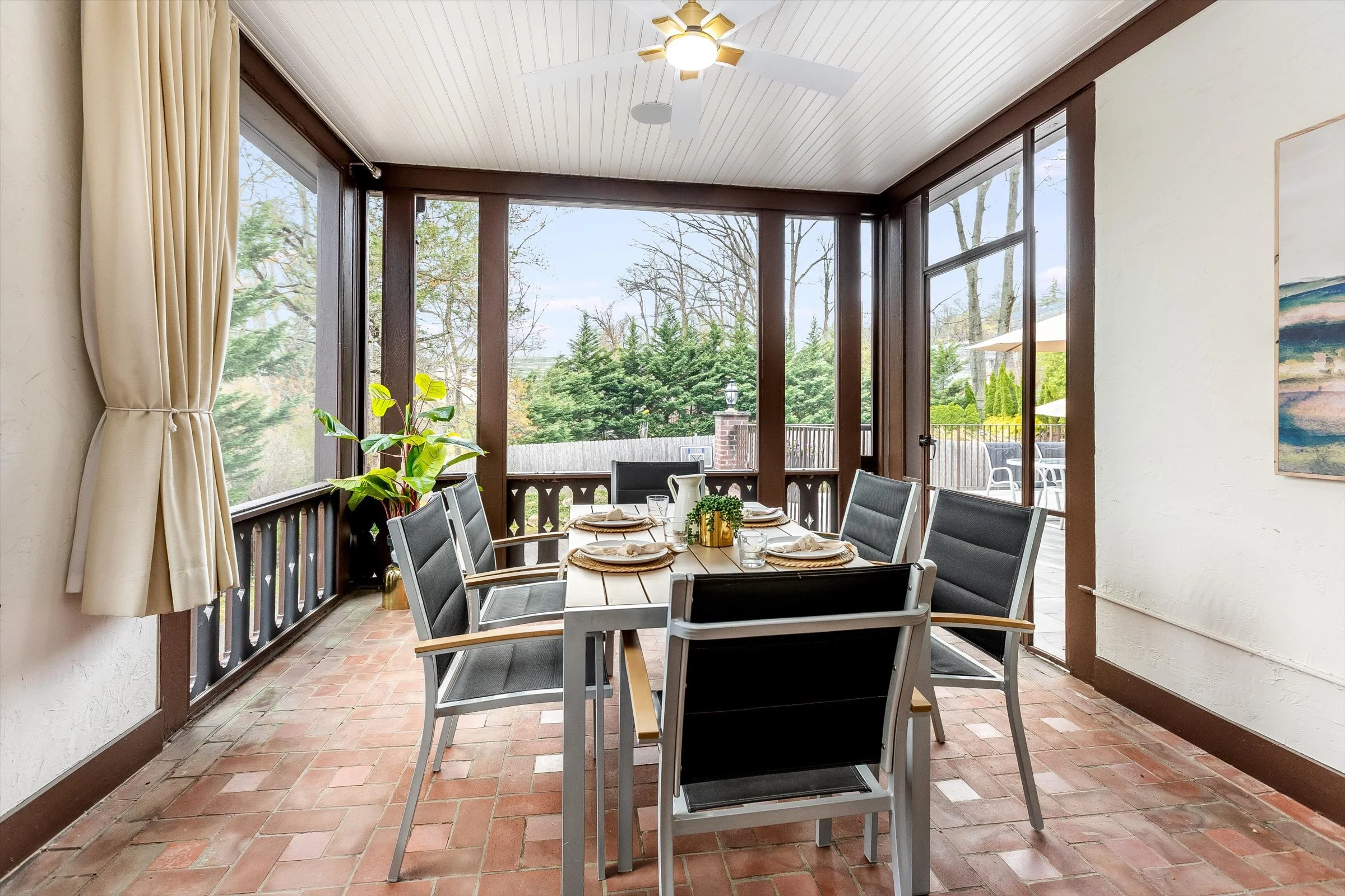 26-Enclosed Porch.jpg