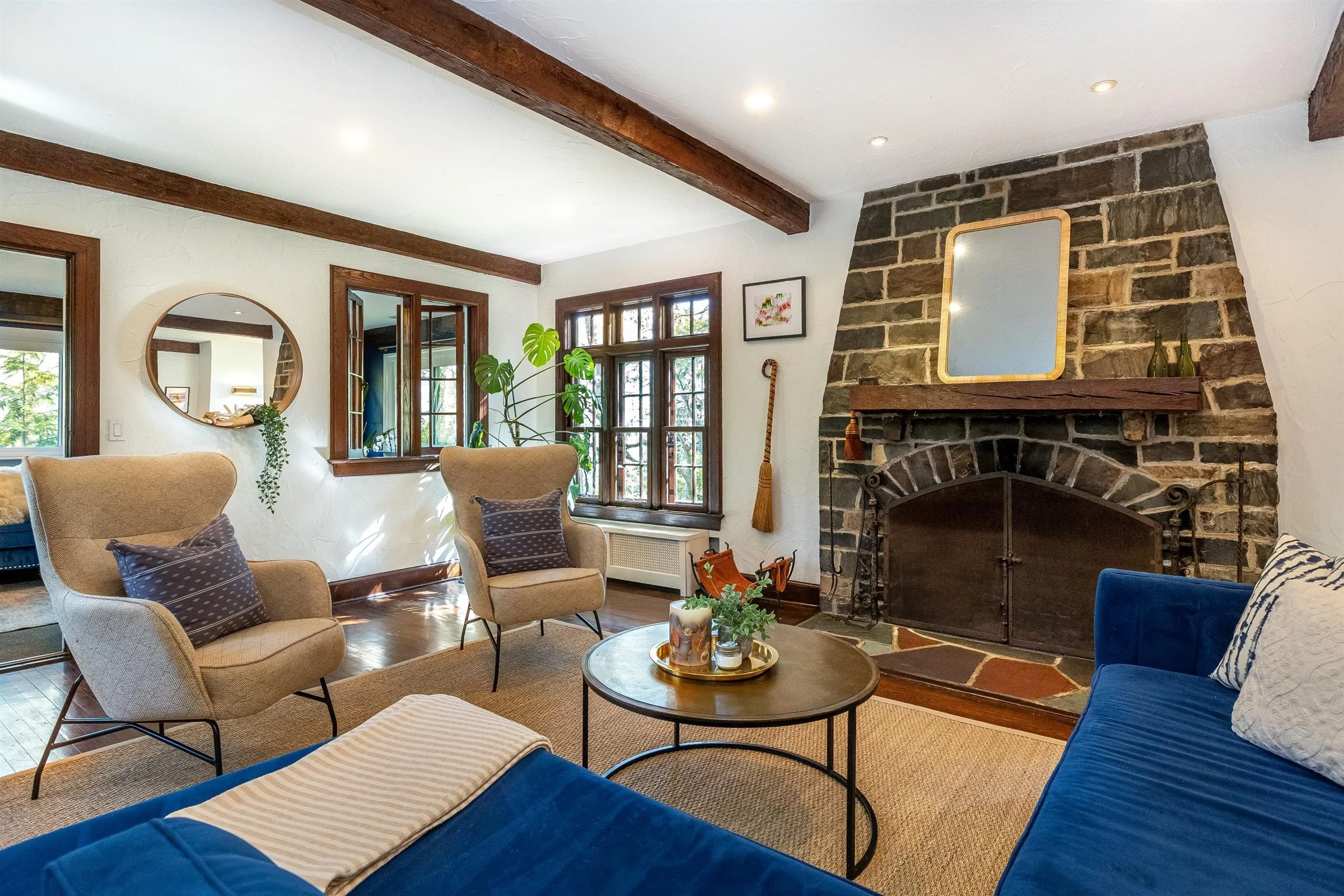 12-Living Room.jpg