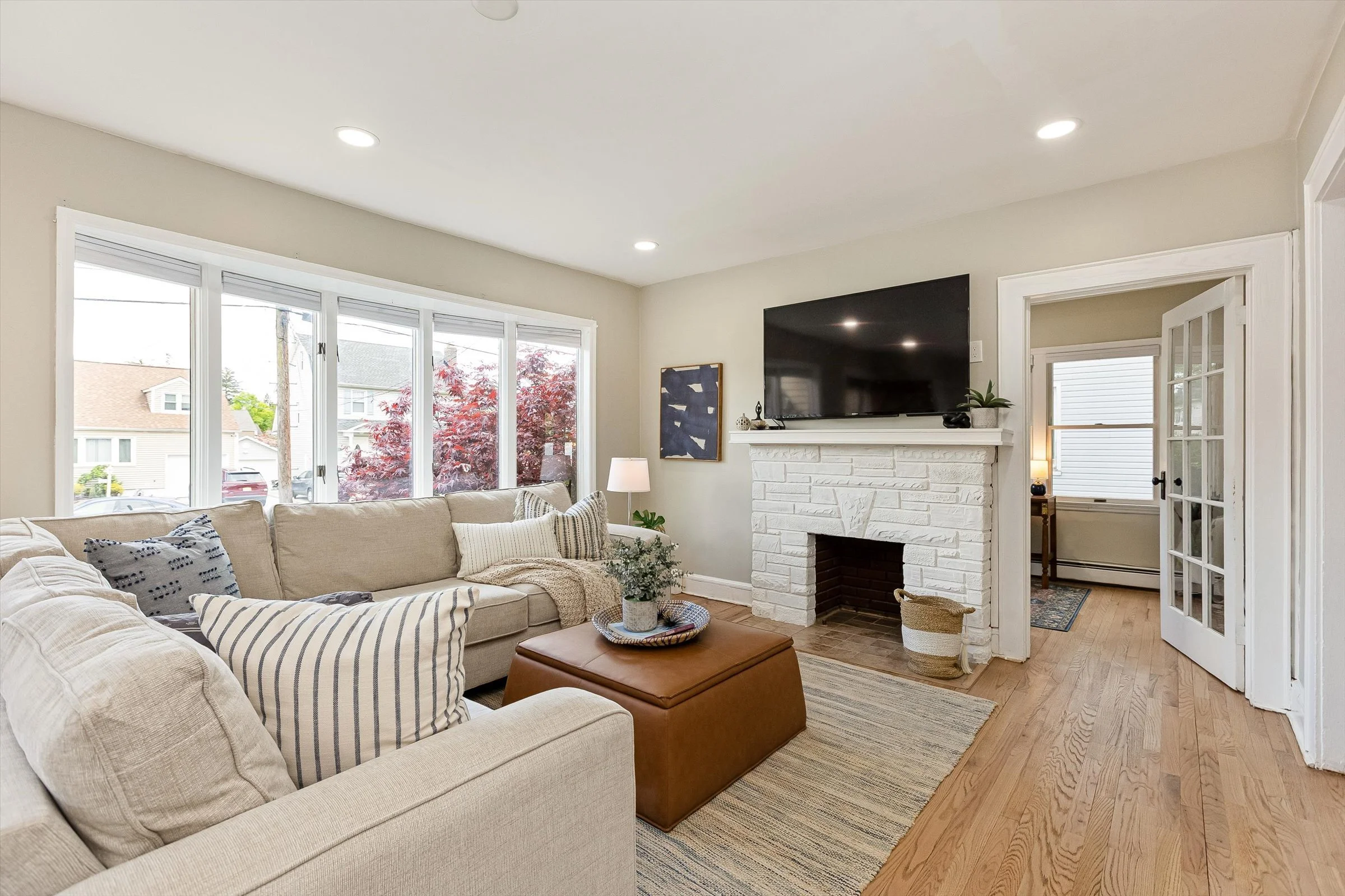 10-Living Room.jpg