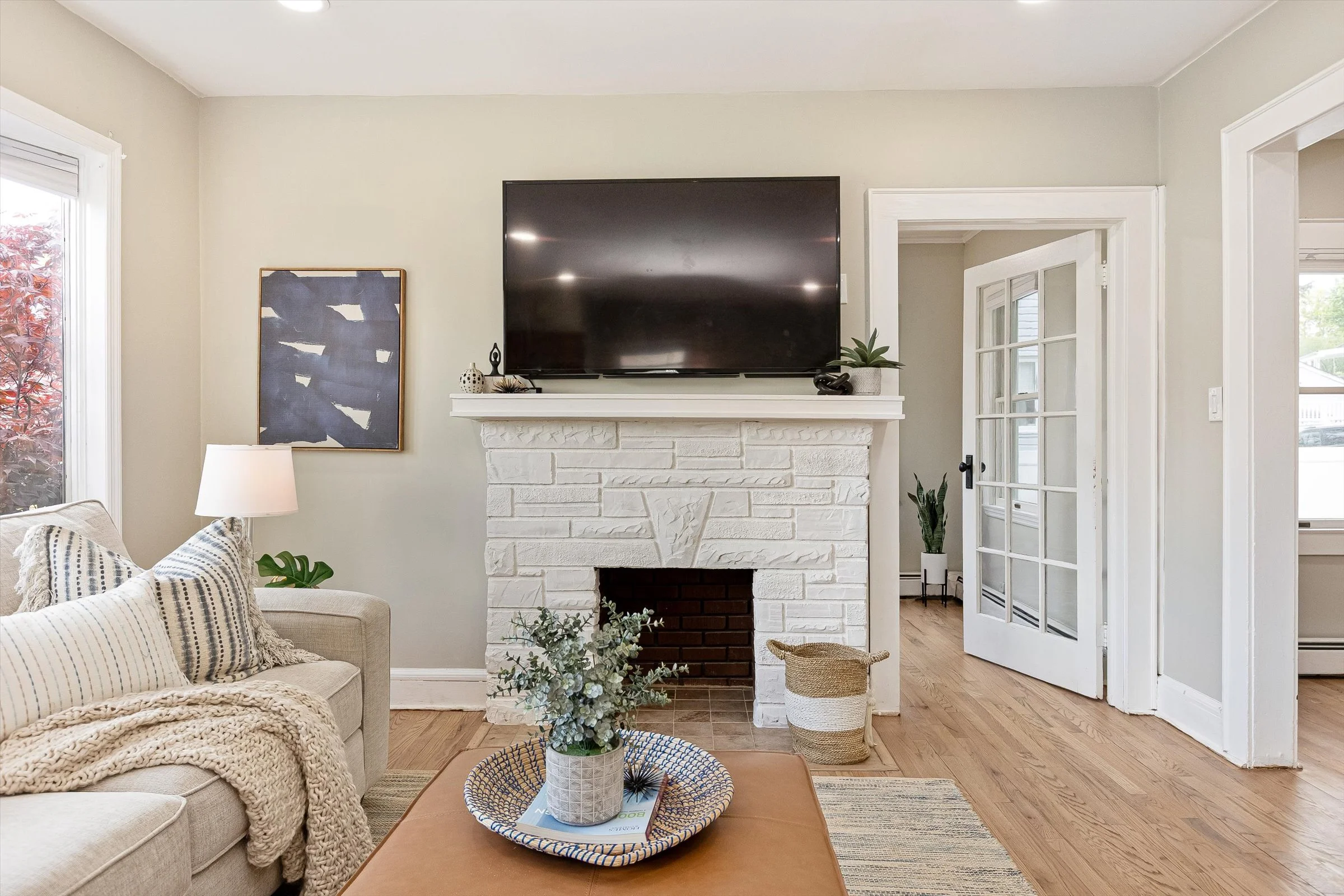 12-Living Room.jpg