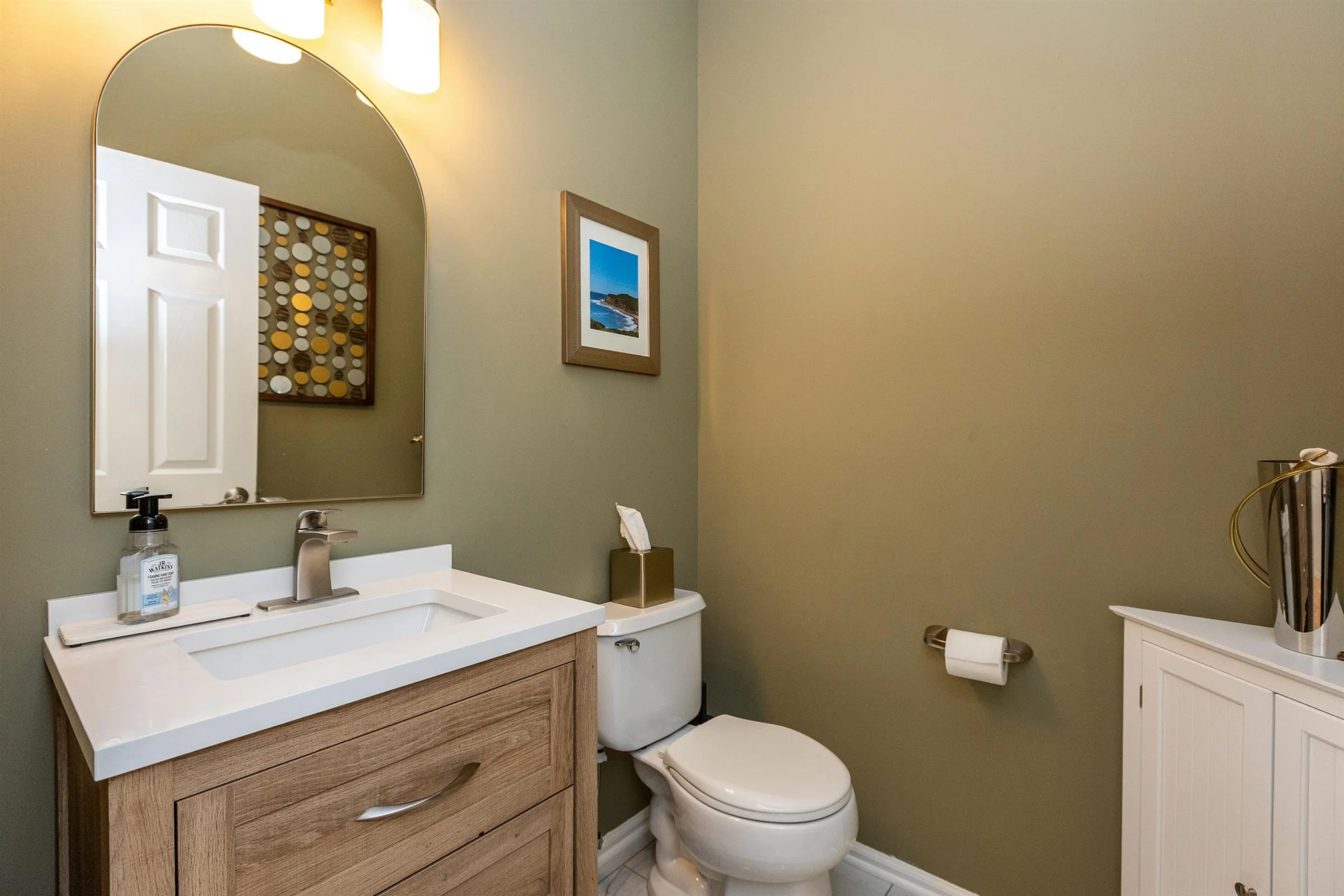 32-Powder Room.jpg