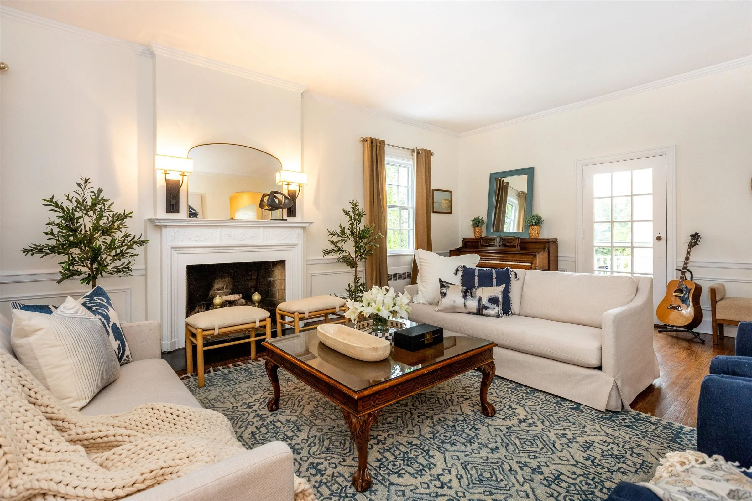 24-Living Room.jpg