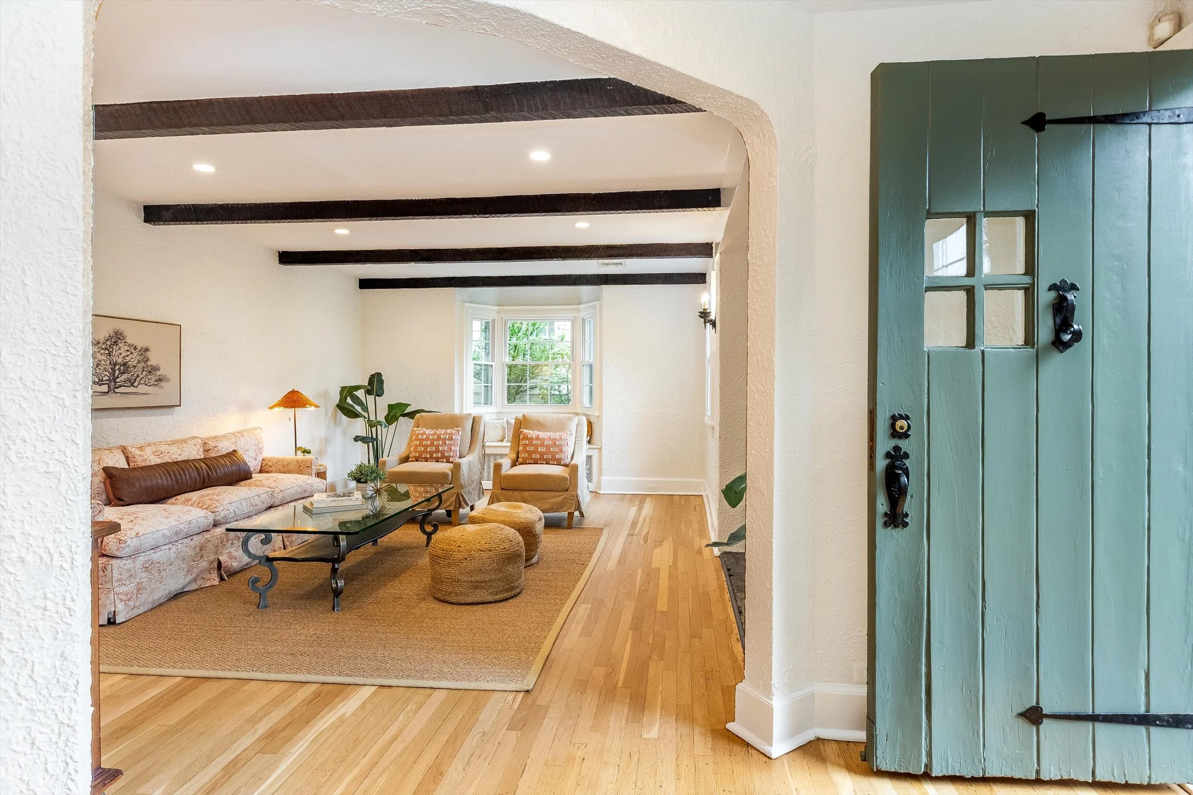11-Foyer to Living.jpg