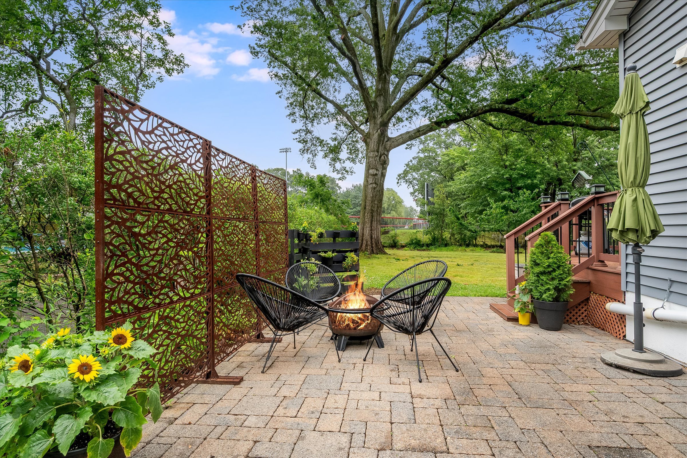 89-Side Patio 1.jpg