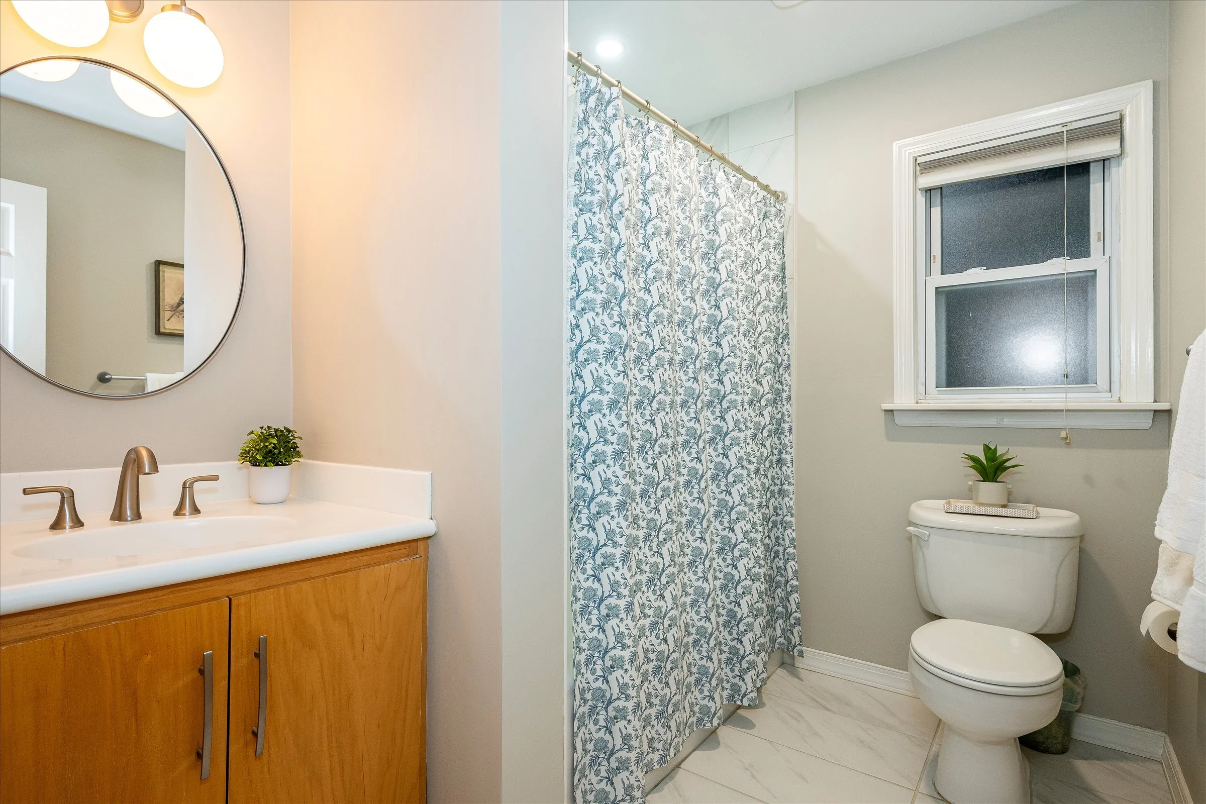 48-Hall Bathroom.jpg