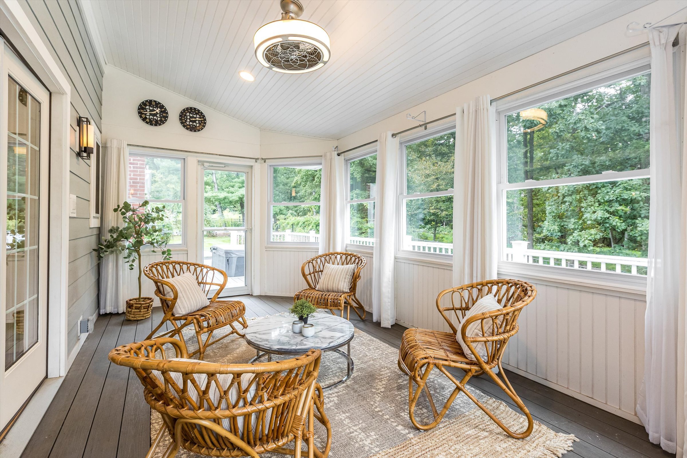 33-Sun Room.jpg