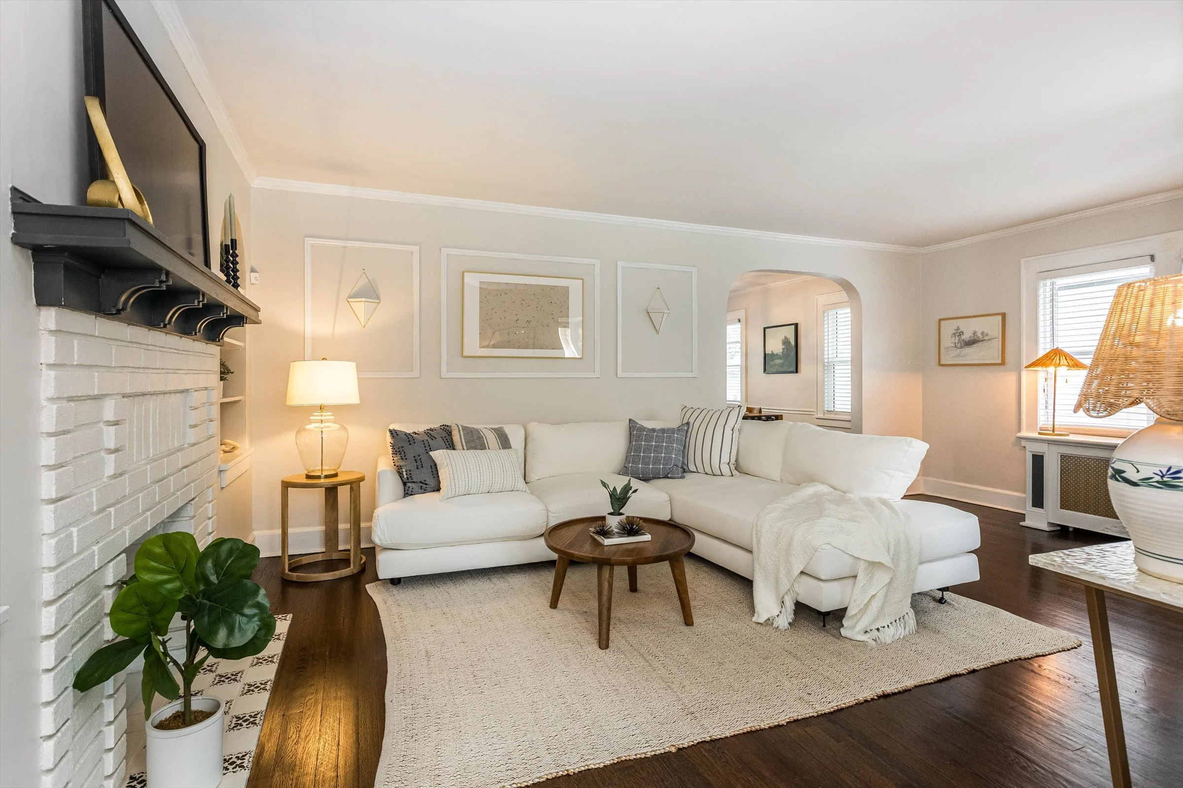 16-Living Room.jpg
