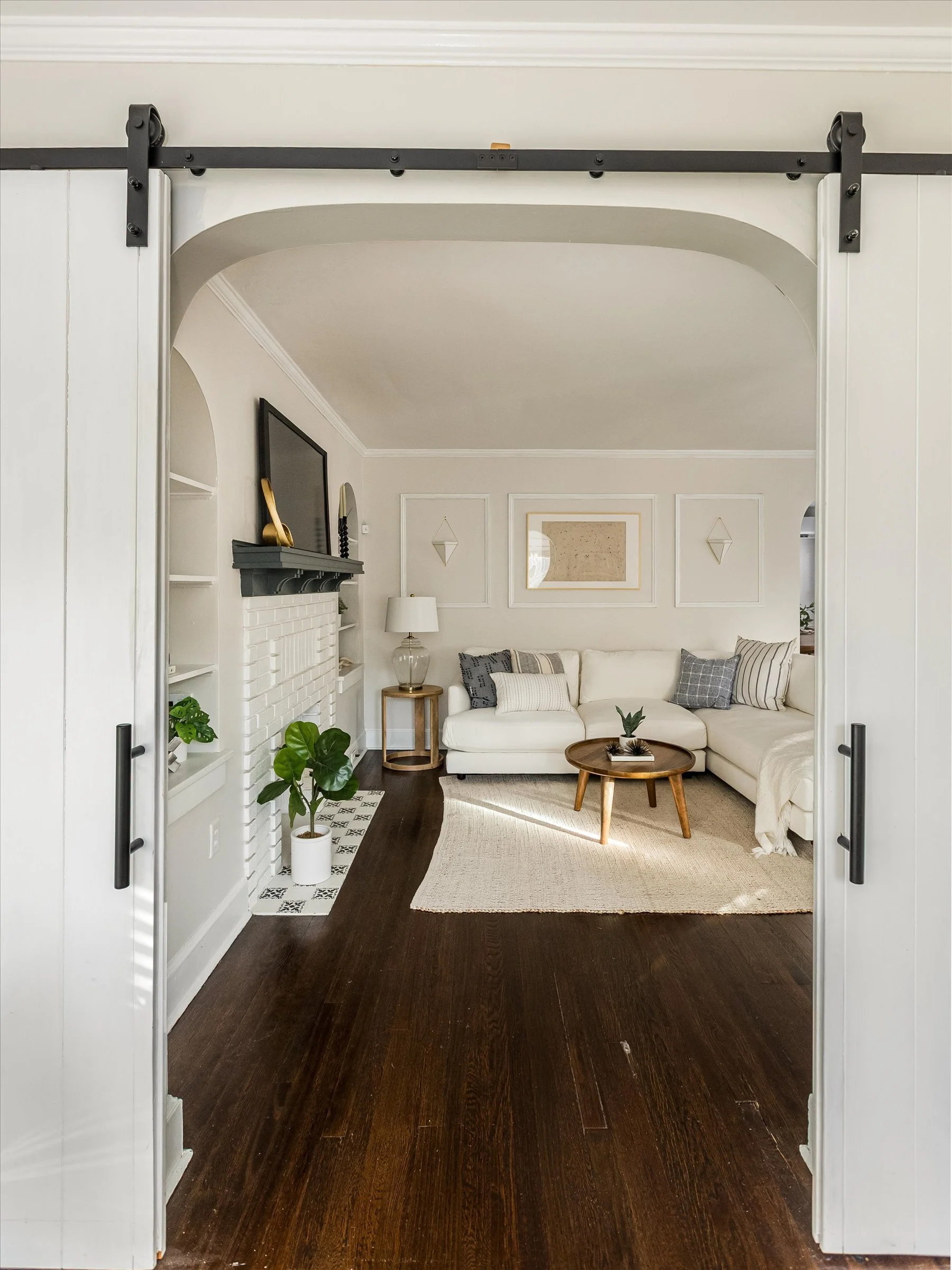 25-Living Room.jpg